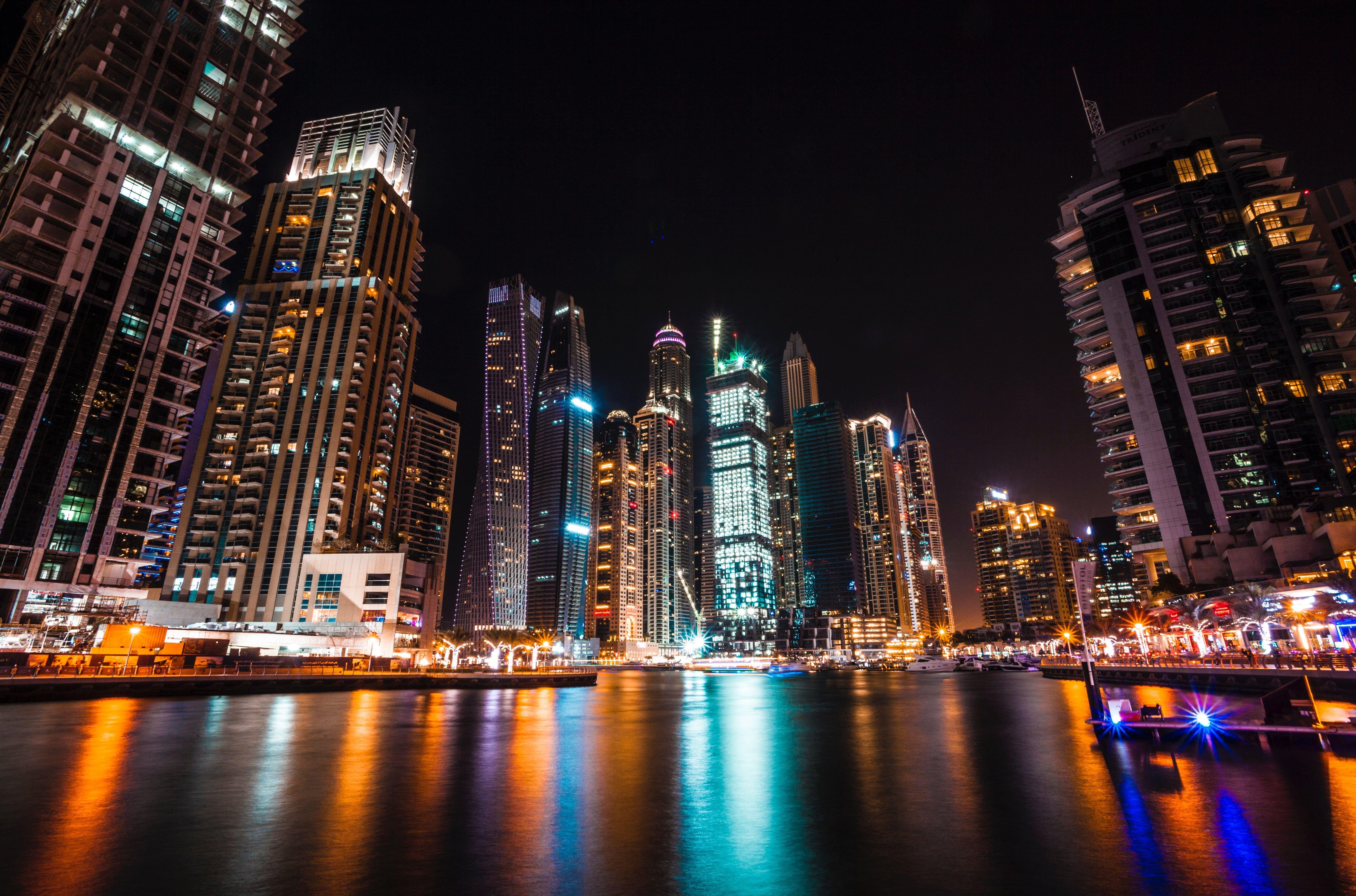 5573x3682 Dubai Buildings Night Lights Wallpaper