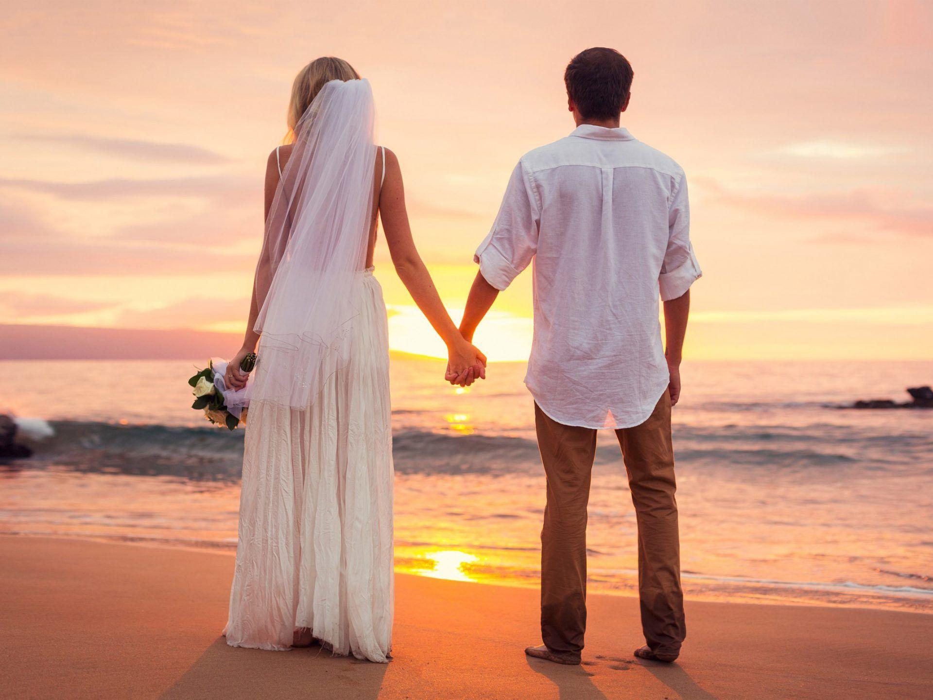Married first. Влюбленные на берегу моря. Свадьба на закате у моря. Свадьба на море. Влюбленные со спины.