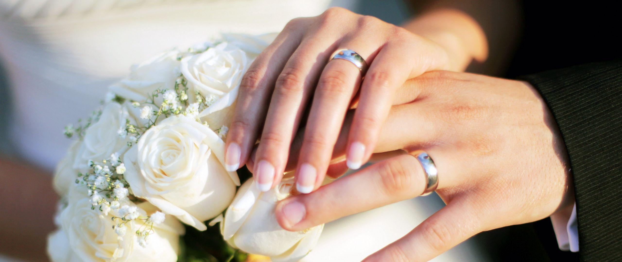 2560x1080 Download wallpaper 2560x1080 hands, wedding, rings, bouquet, roses dual wide 1080p HD background