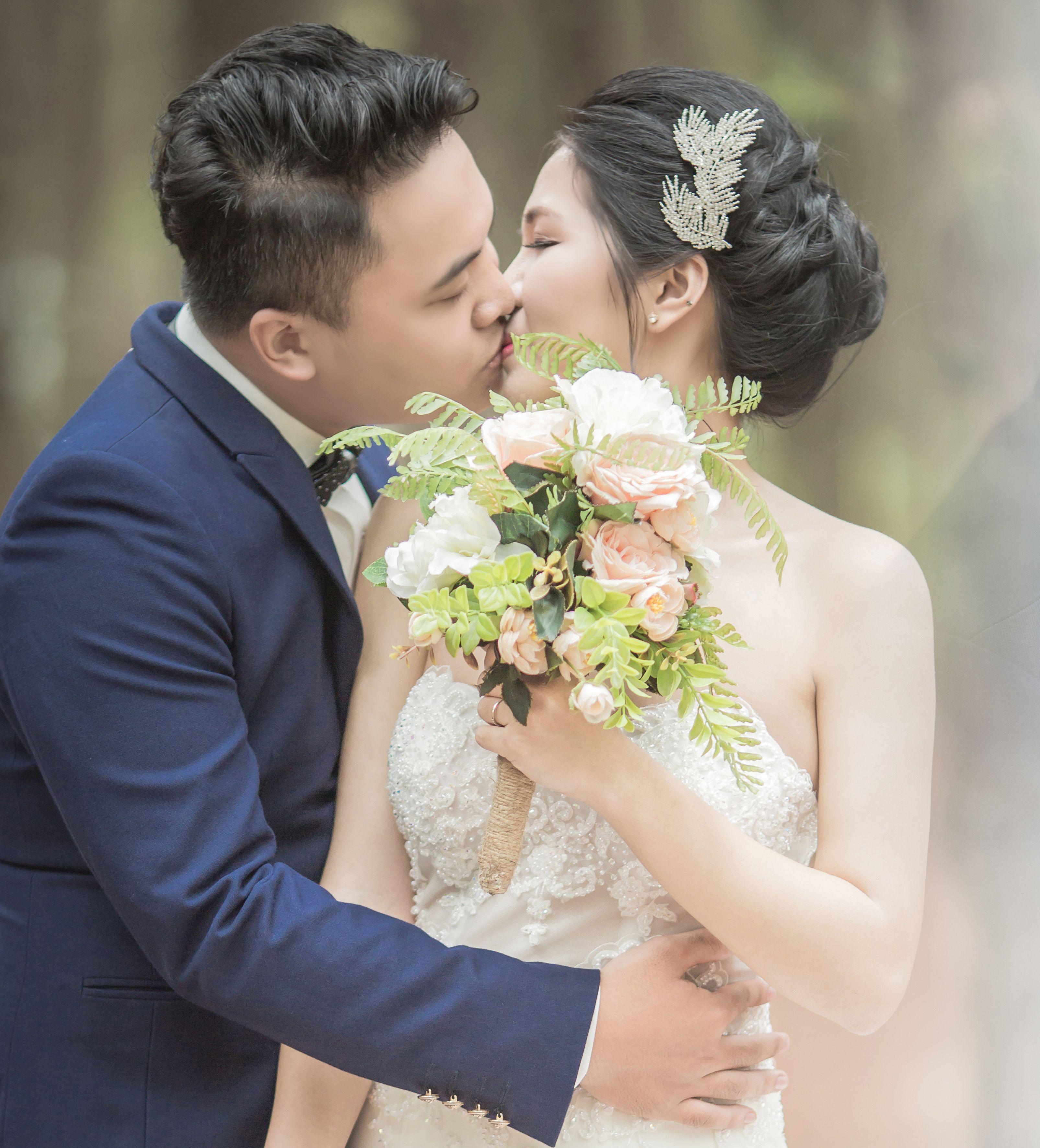 3210x3543 Wedding Couple Kissing Each Other · Free