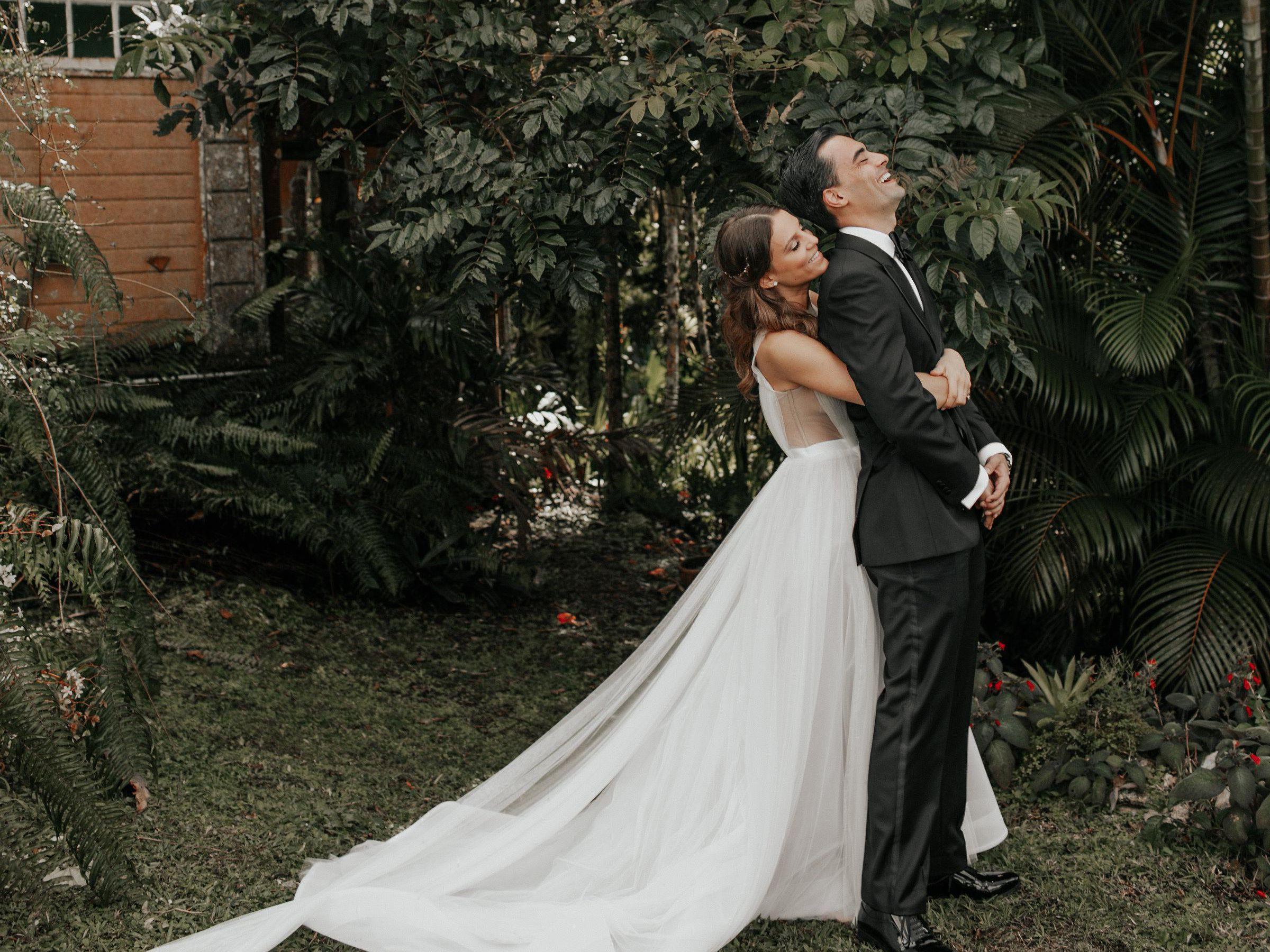 2400x1800 Romantic First Look Wedding Photo