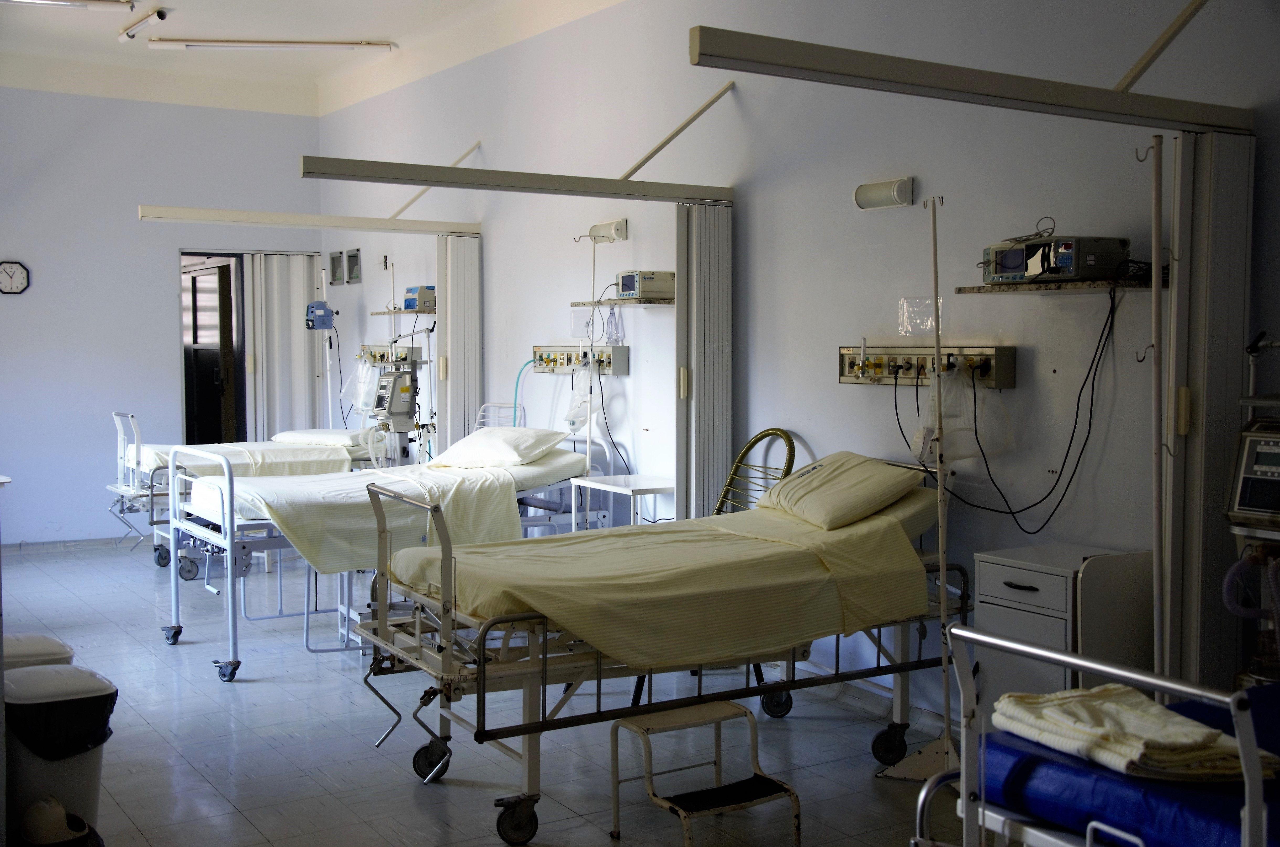 4878x3230 White Hospital Beds · Free