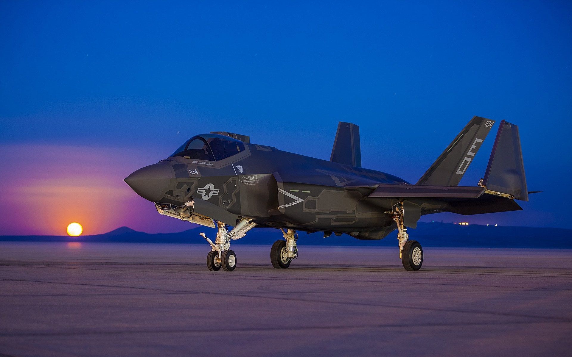 1920x1200 An F 35 Of The US Airforce [920 × 200]