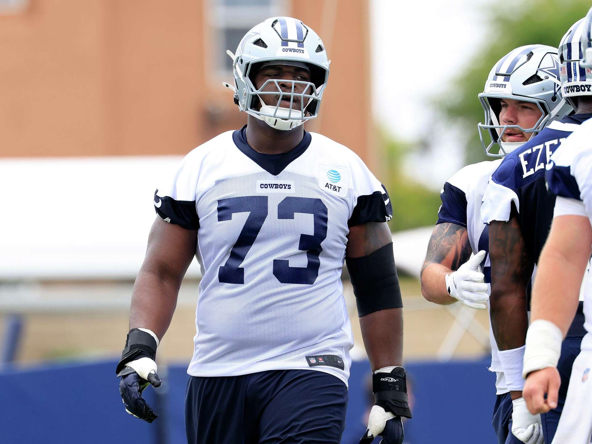 1920x1440 Dallas Cowboys OL Tyler Smith leaves training camp practice early with injury