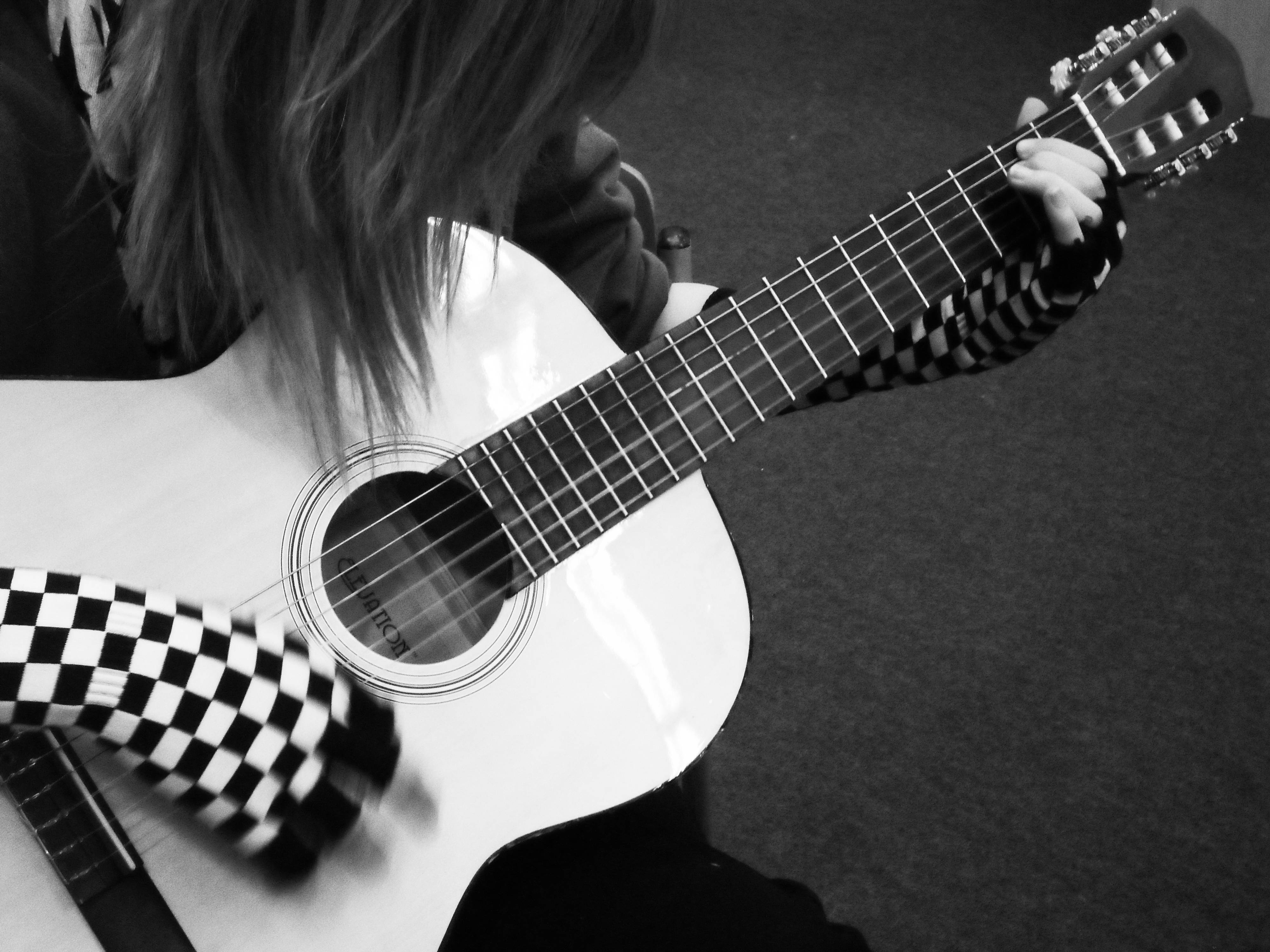 Музыка на телефон гитара. Девушка с электрогитарой. Девушка с гитарой Эстетика. Девушка с гитарой без лица. Гитара картинки.
