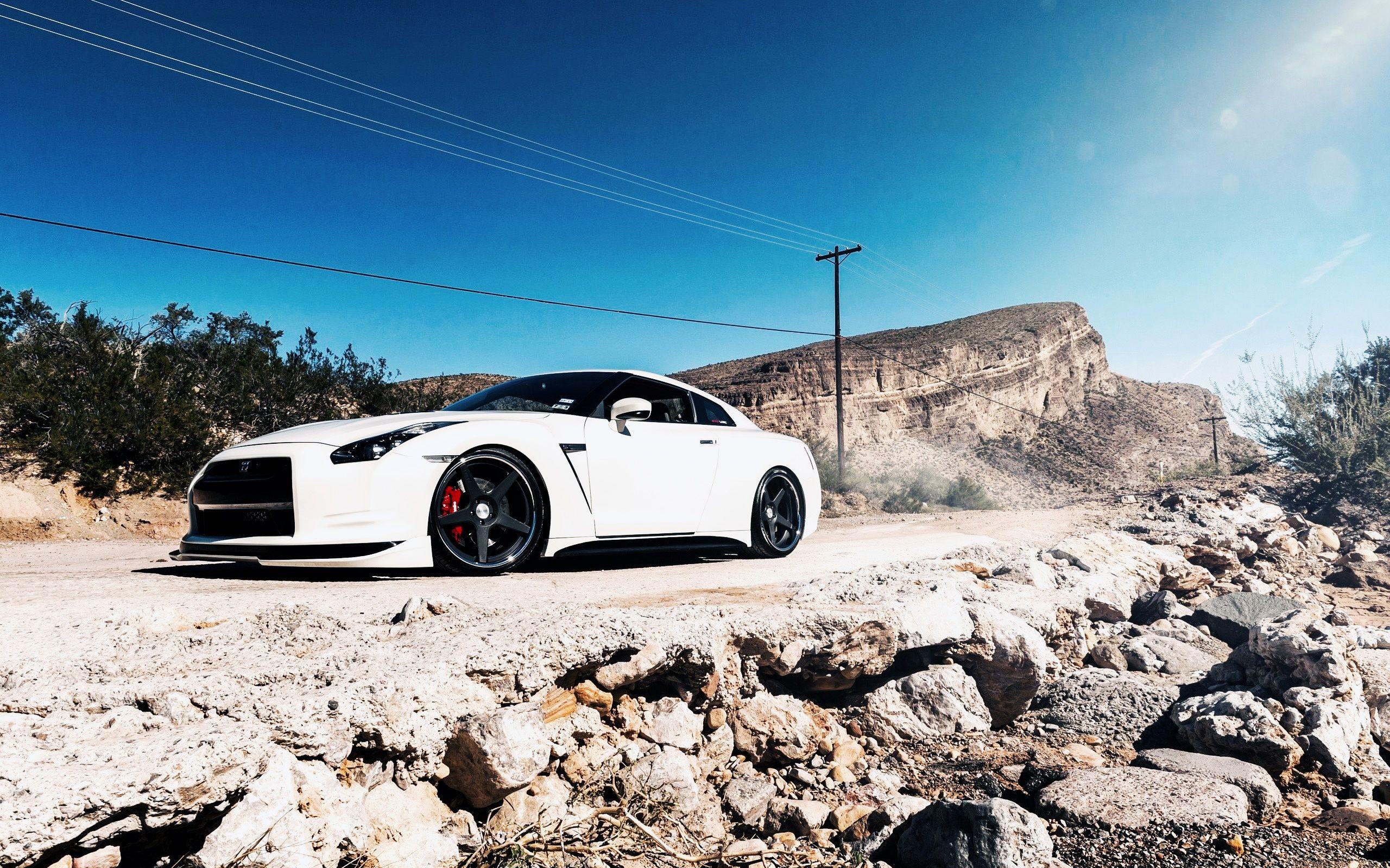 2560x1600 White Nissan GTR