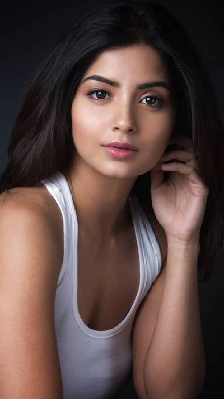 720x1280 Kashmira Pardesi 789 wallpaper