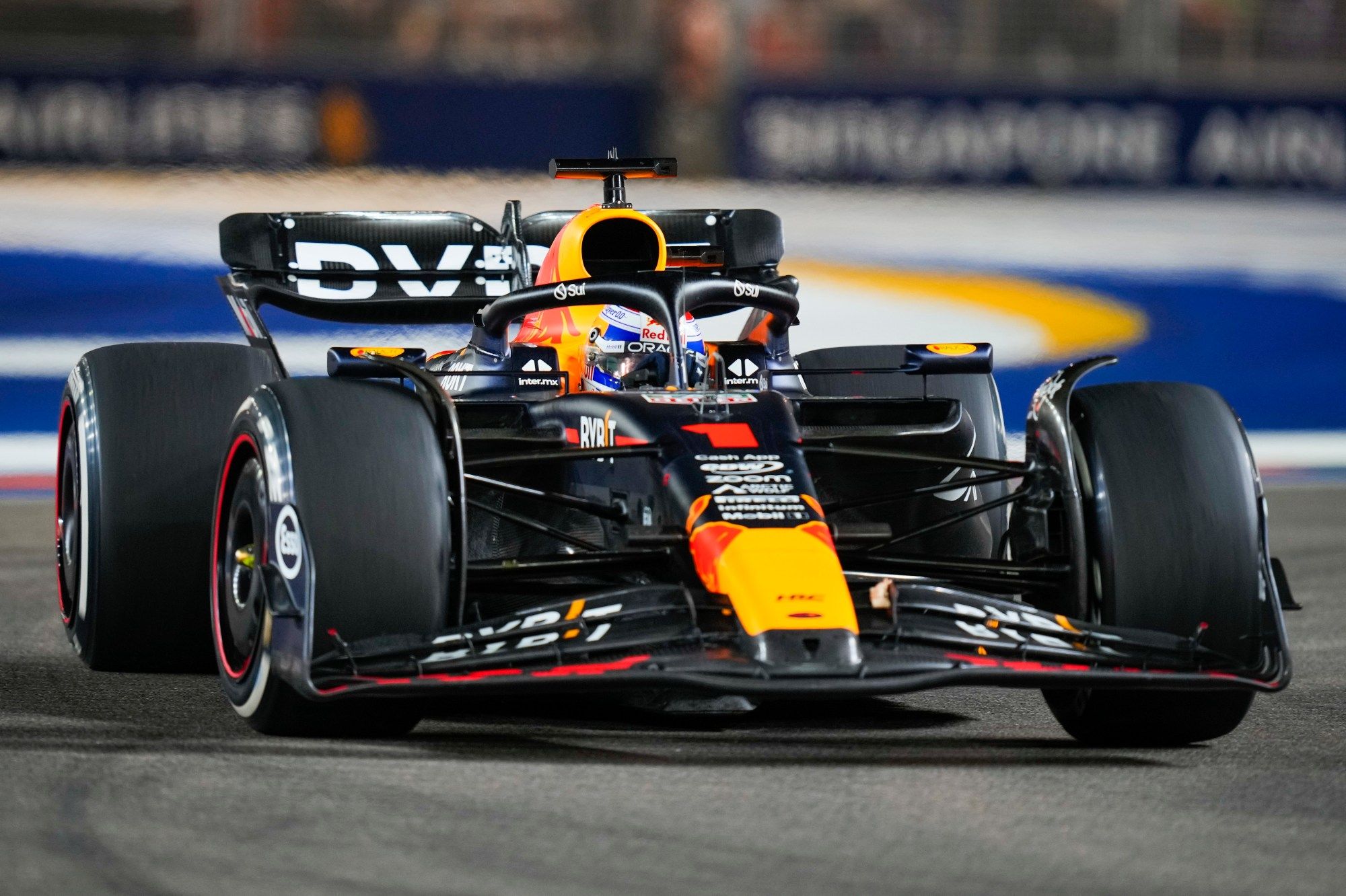 2000x1332 Sainz wins thrilling Singapore Grand Prix as Verstappen and Red Bull's streaks end