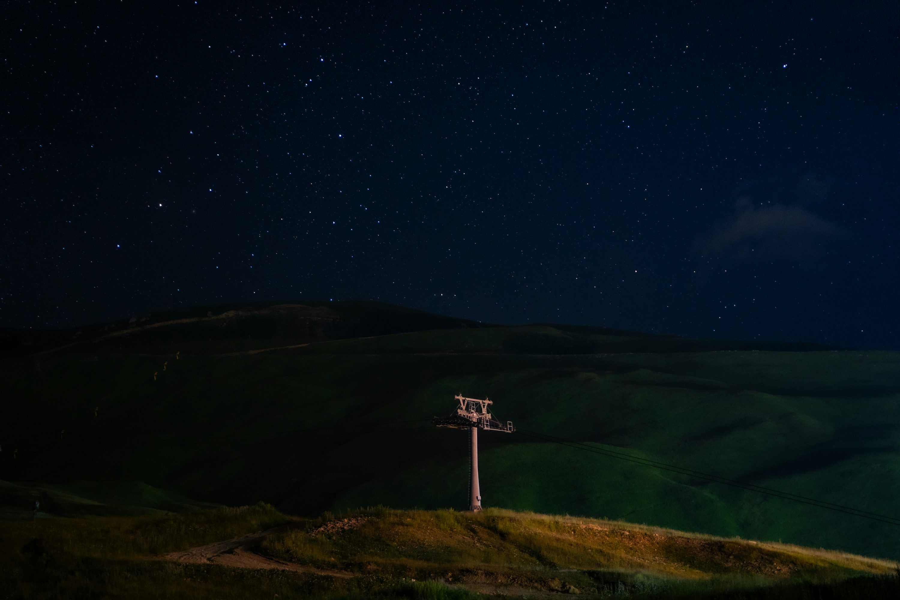 3000x2000 A cross on top of a hill under a night sky