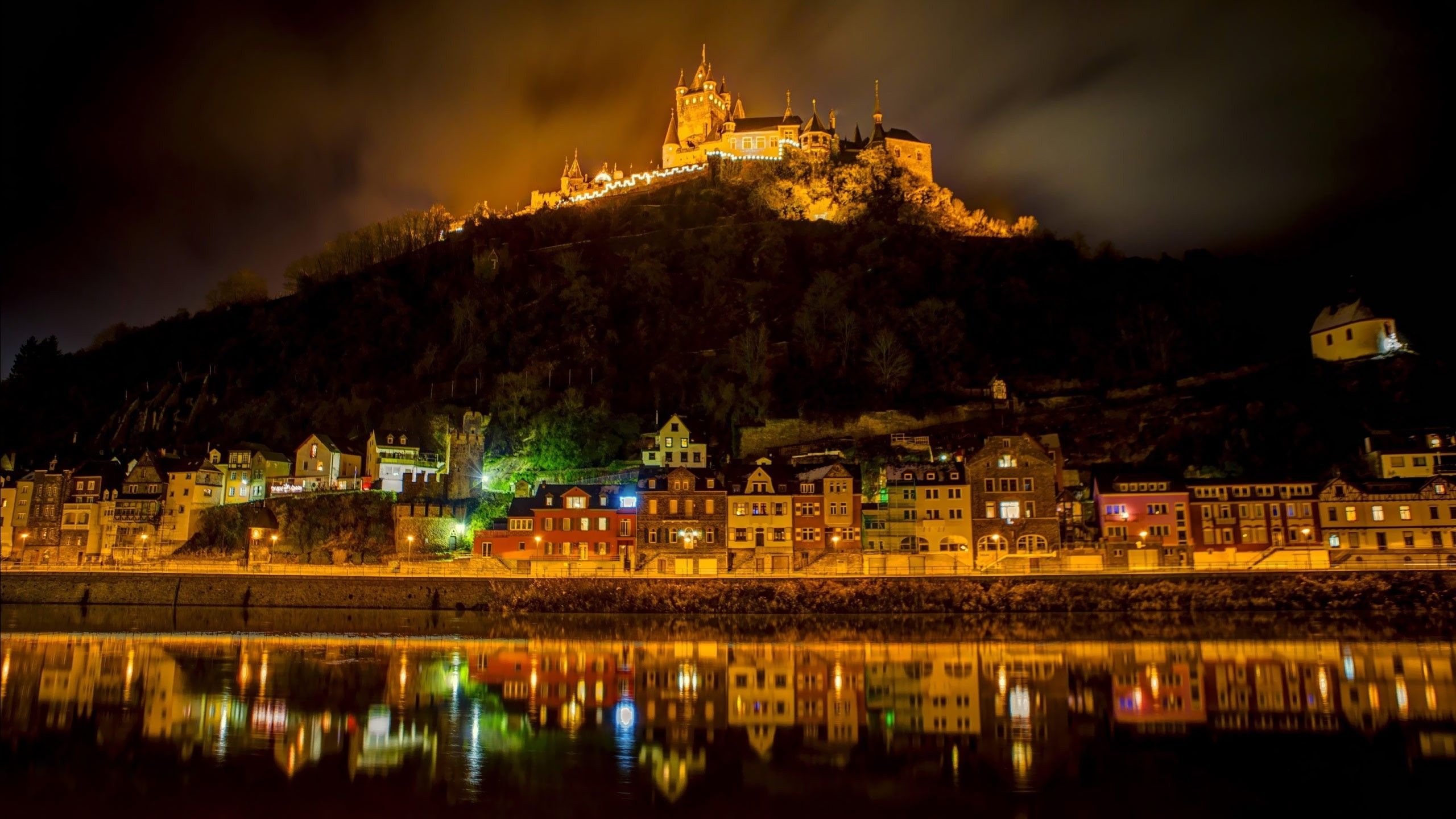 2560x1440 Desktop wallpaper: Hill, Germany, Night, Man Made, Town, Castle, City, Cochem, Lake, Light, Towns 4K free download for PC. 297116