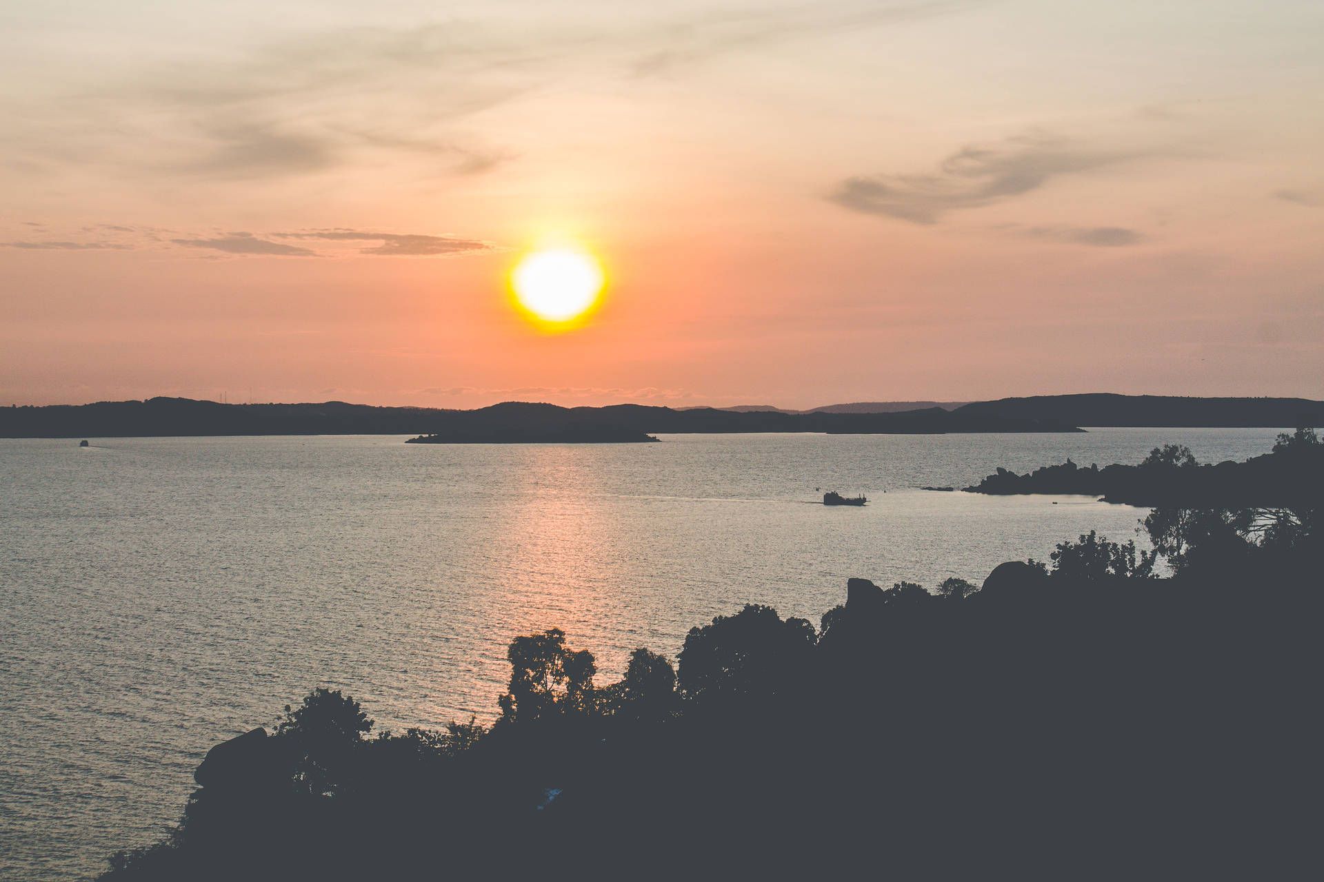 1920x1280 Lake Victoria Wallpaper