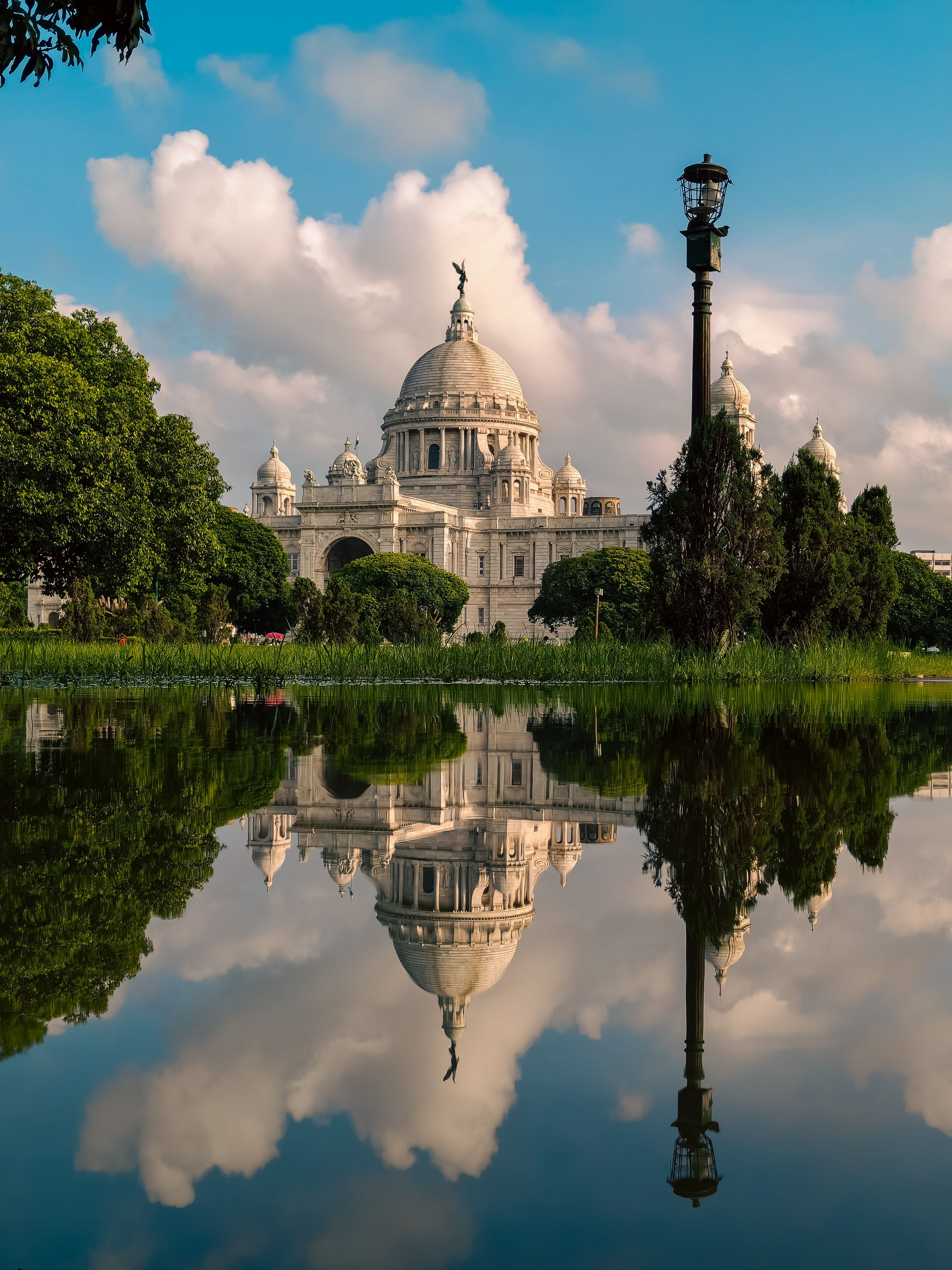 3072x4096 Victoria Memorial Reflected in the Lake · Free
