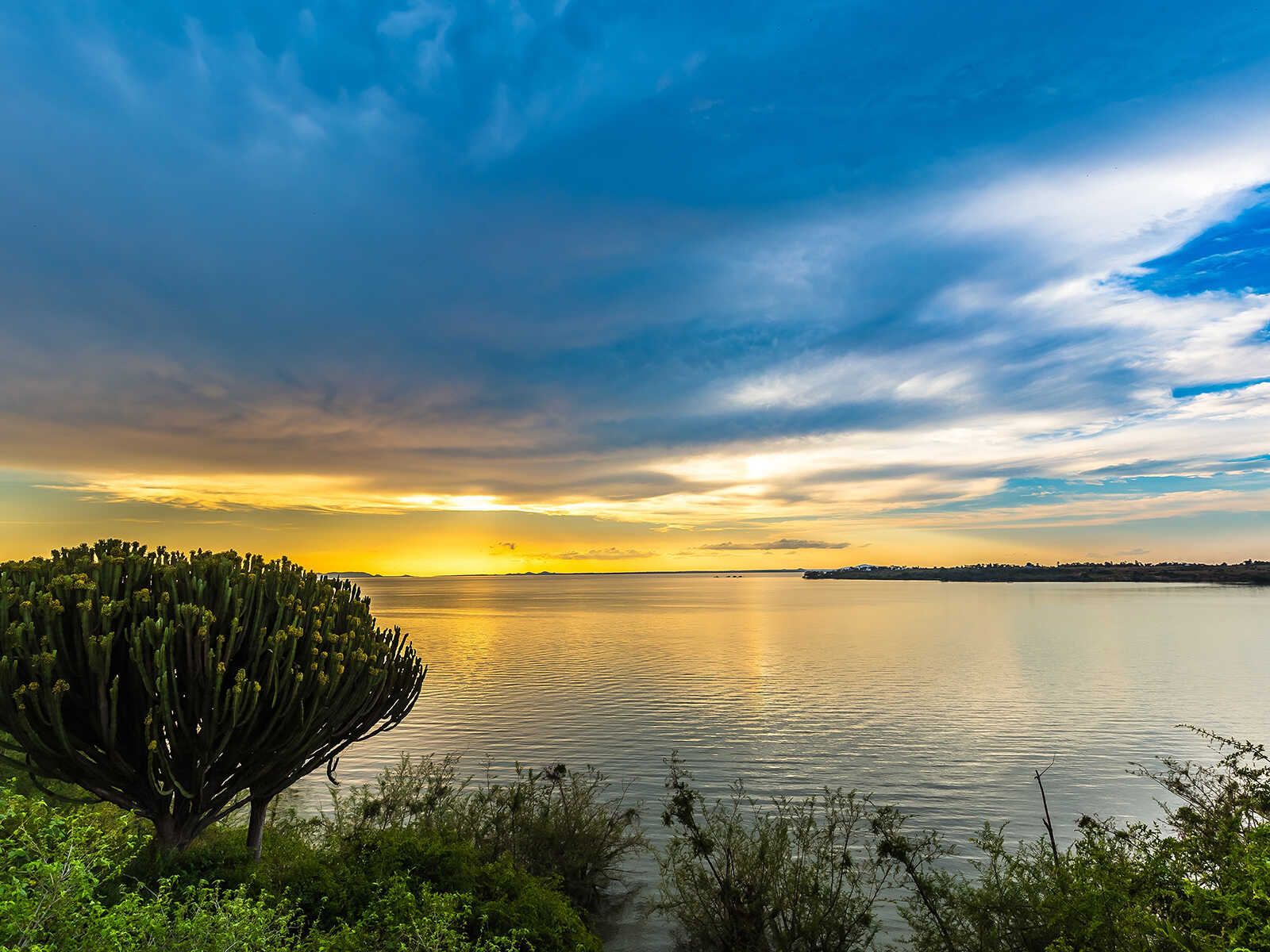1600x1200 Lake Victoria