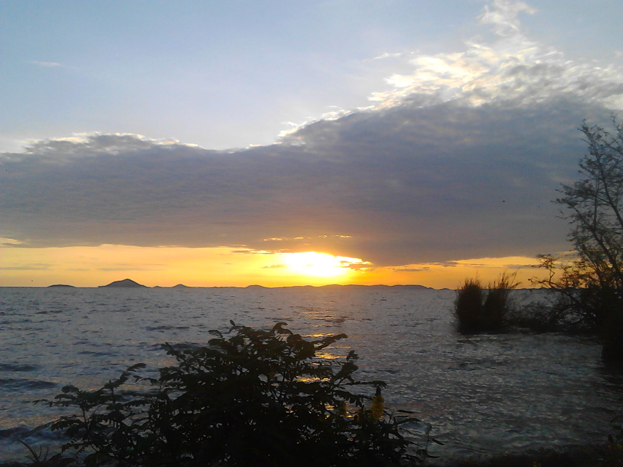 2048x1536 Sunset at Lake