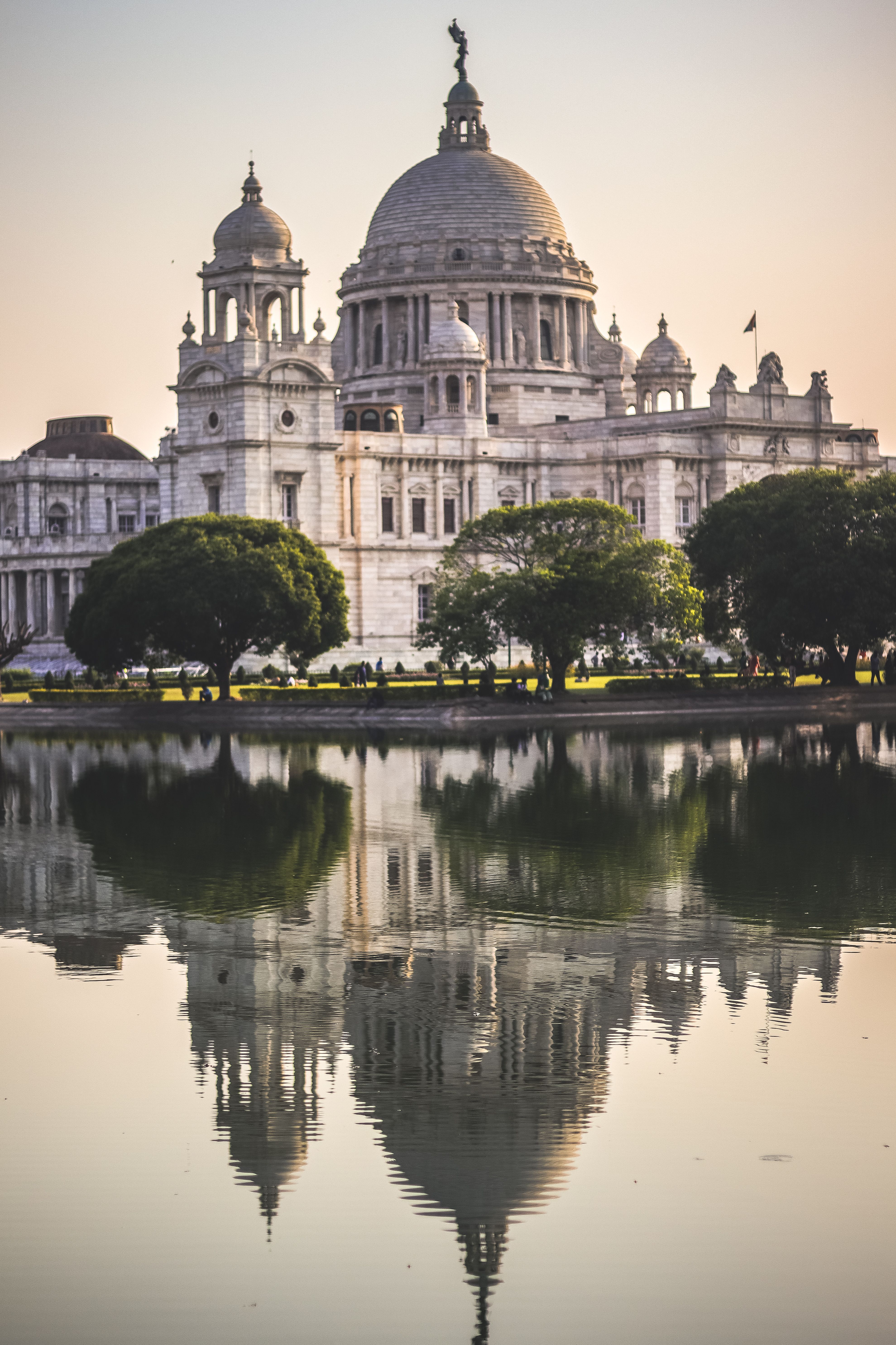 3958x5938 Victoria Memorial Reflected in the Lake · Free