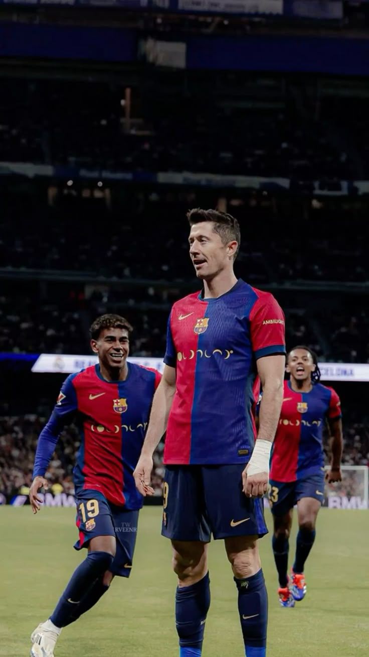 736x1308 Lewandowski at Santiago Bernabéu