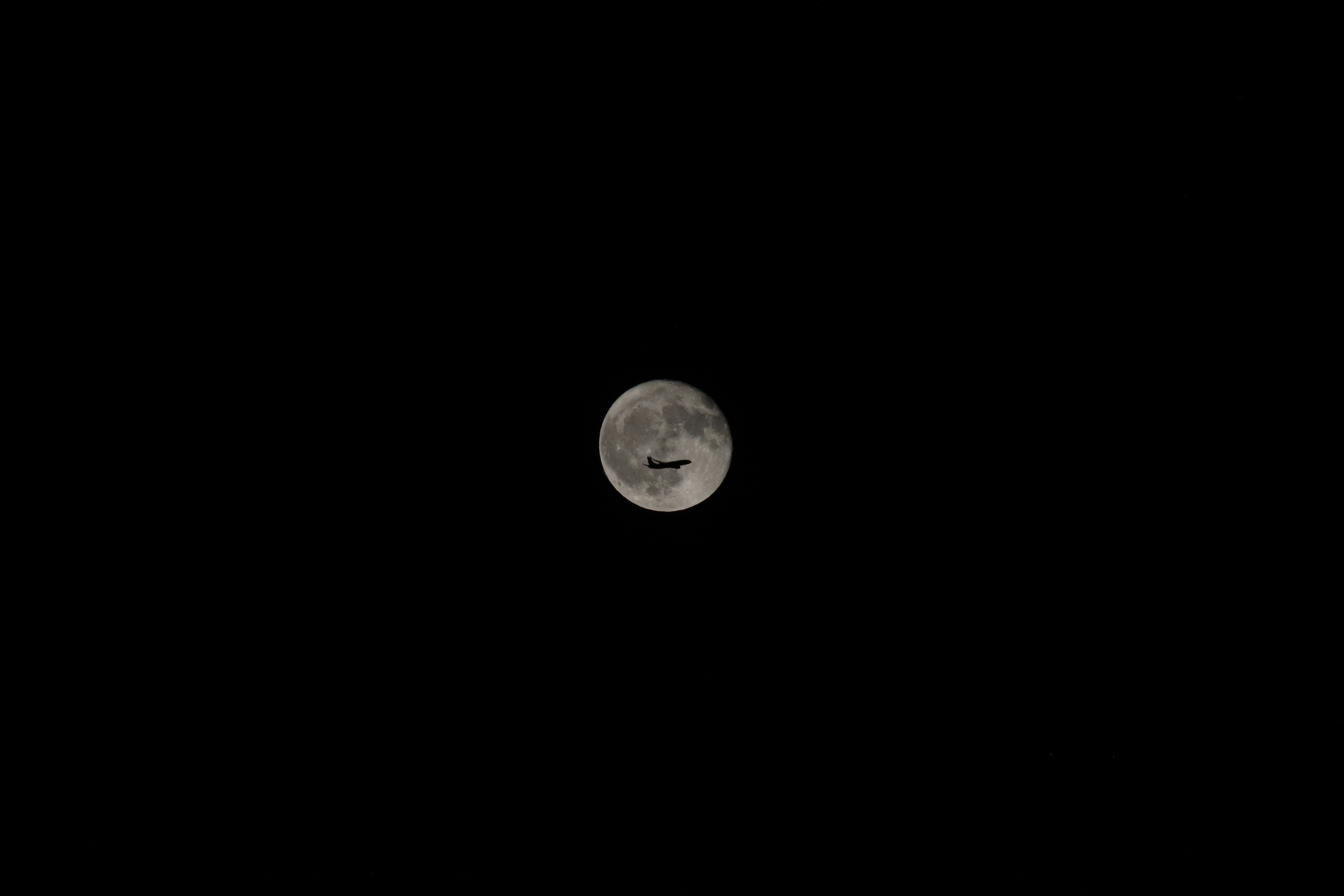 6000x4000 Silhouetted Airplane Flying on the Background of a Full Moon · Free