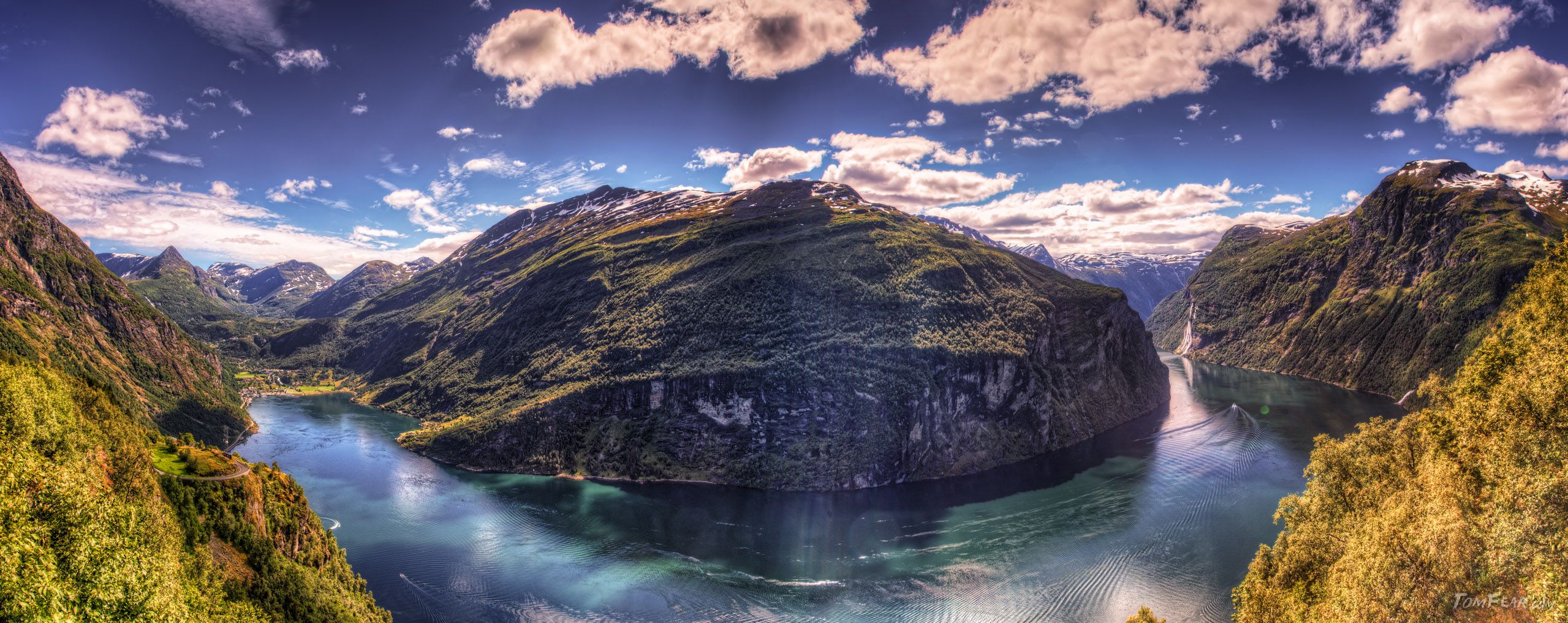 2559x1017 The Geiranger fjord (versão mobile)