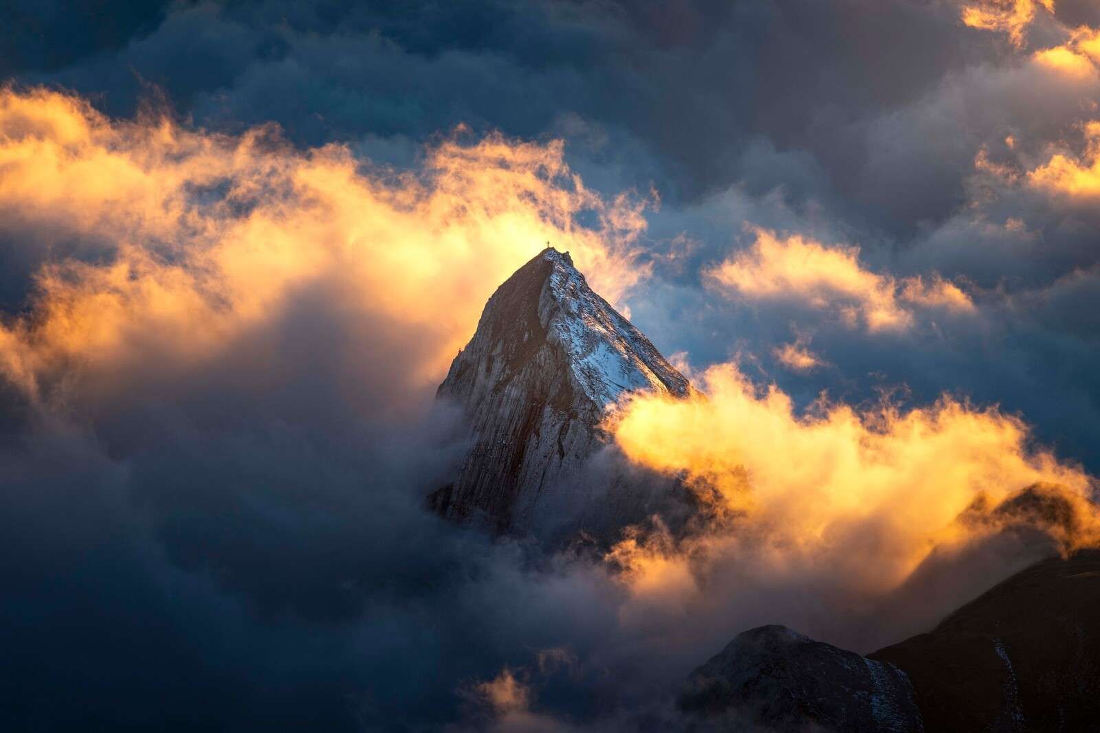 1600x1067 Wallpaper Mural peak in fiery sea of clouds