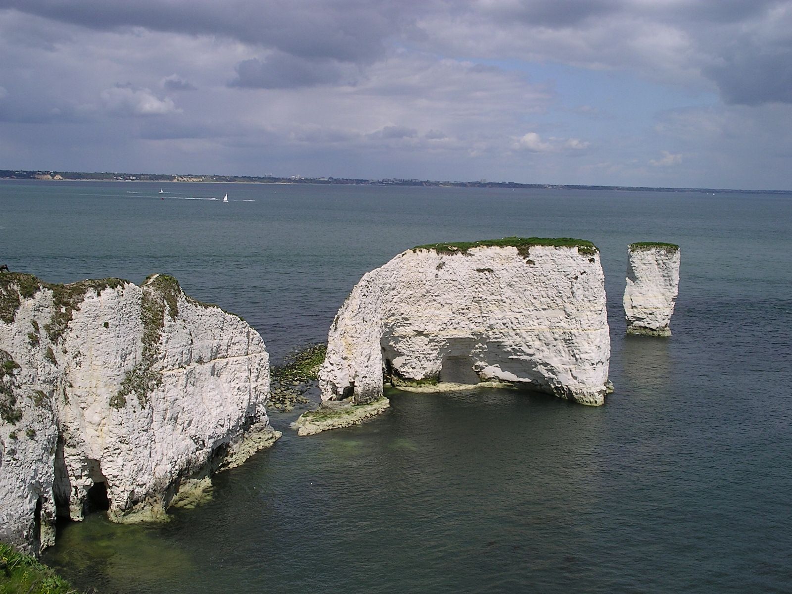 1600x1200 Old Harry rocks