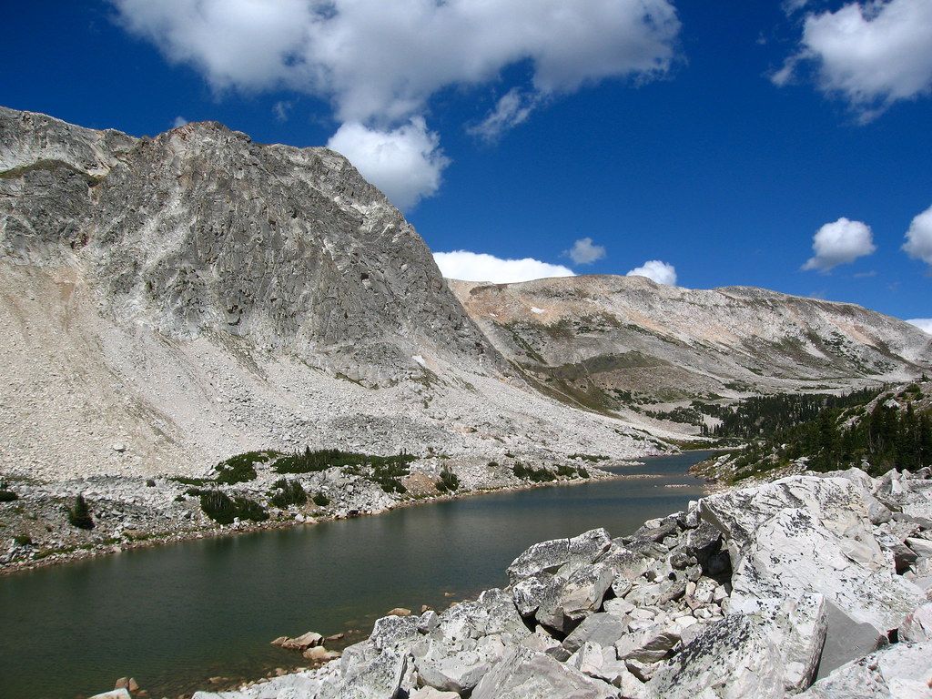 1024x768 old main and medicine bow peak. at lookout lake