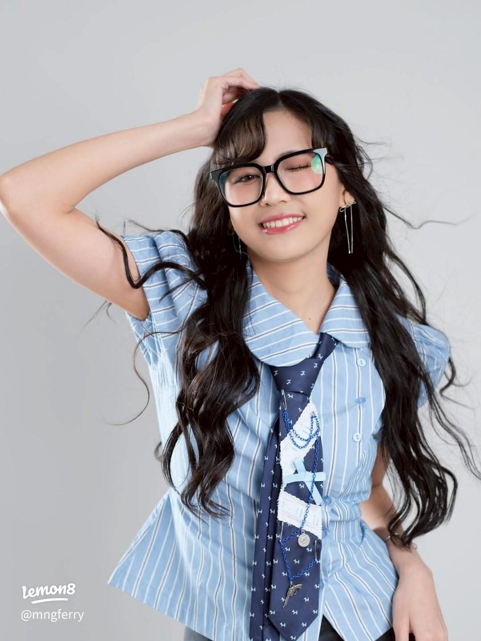960x1280 Foto Gita JKT48 Keren dengan Jaket Kulit Hitam & Kemeja Garis Biru