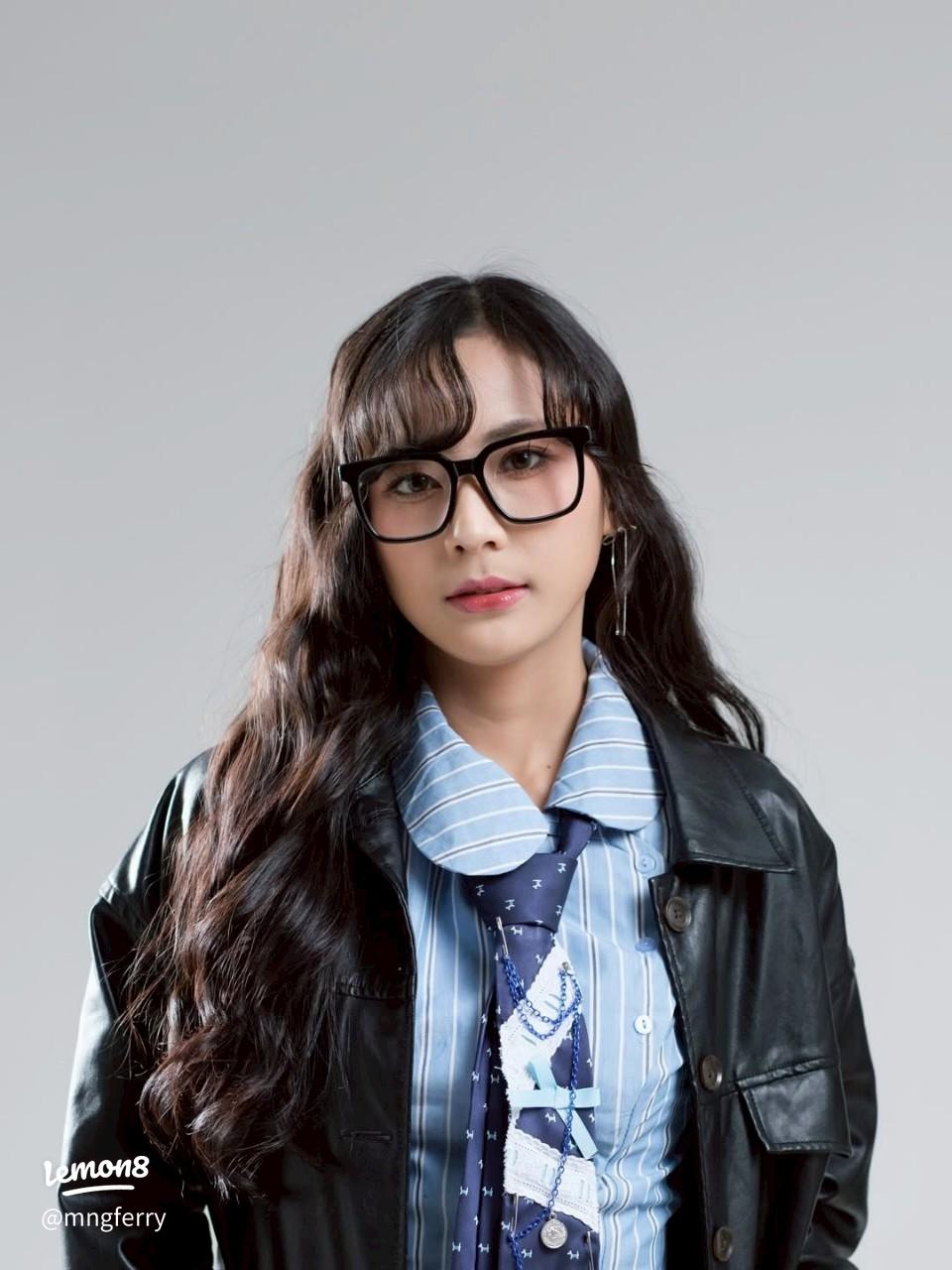 960x1280 Foto Gita JKT48 Keren dengan Jaket Kulit Hitam & Kemeja Garis Biru