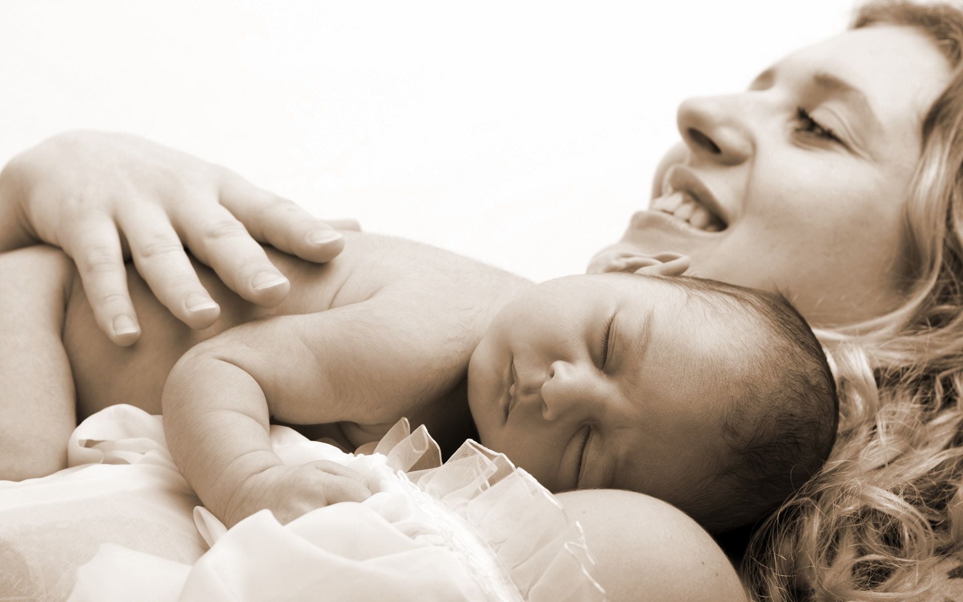 1920x1200 Sleeping Mom Wallpaper