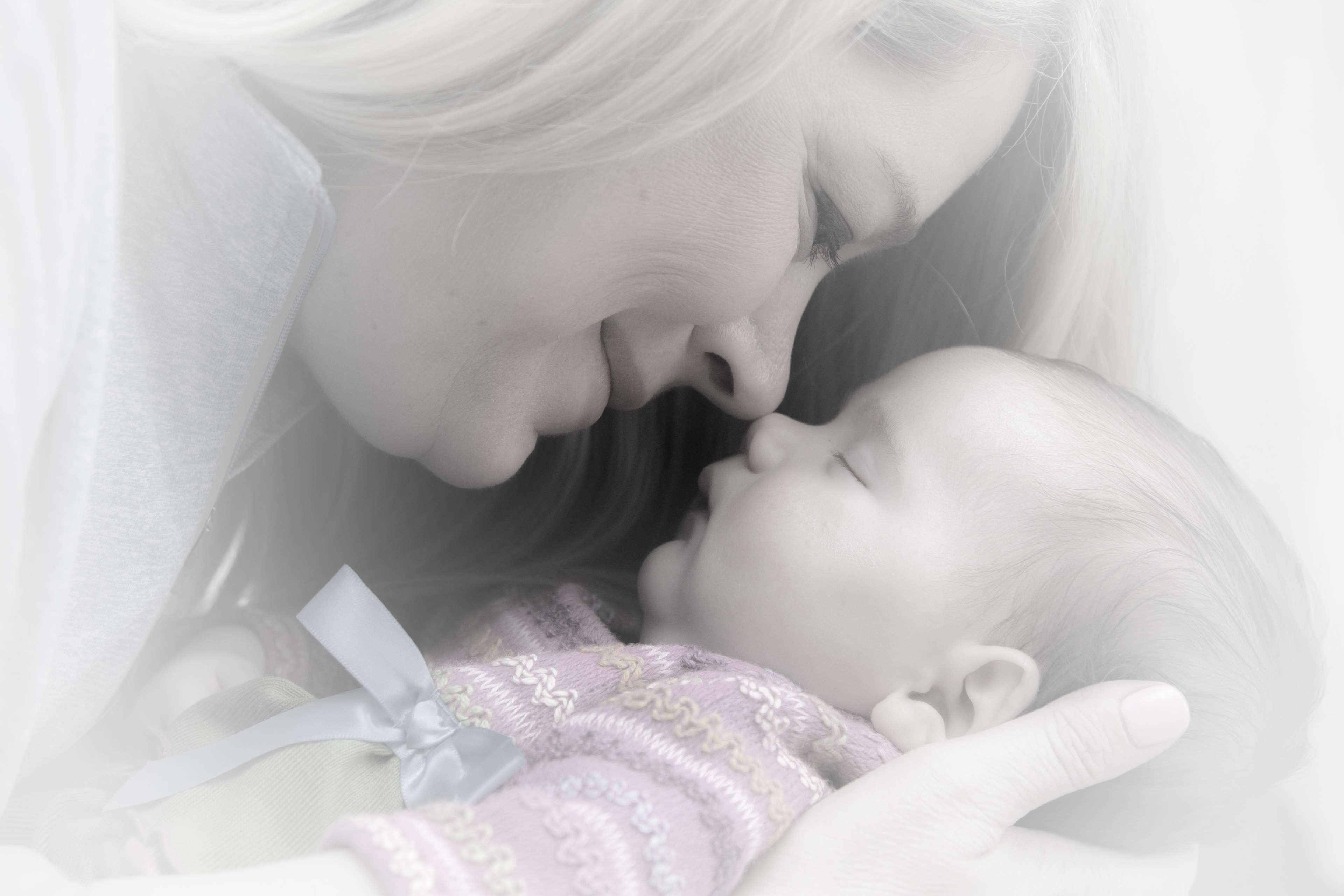 3840x2560 Sleeping Mom Wallpaper