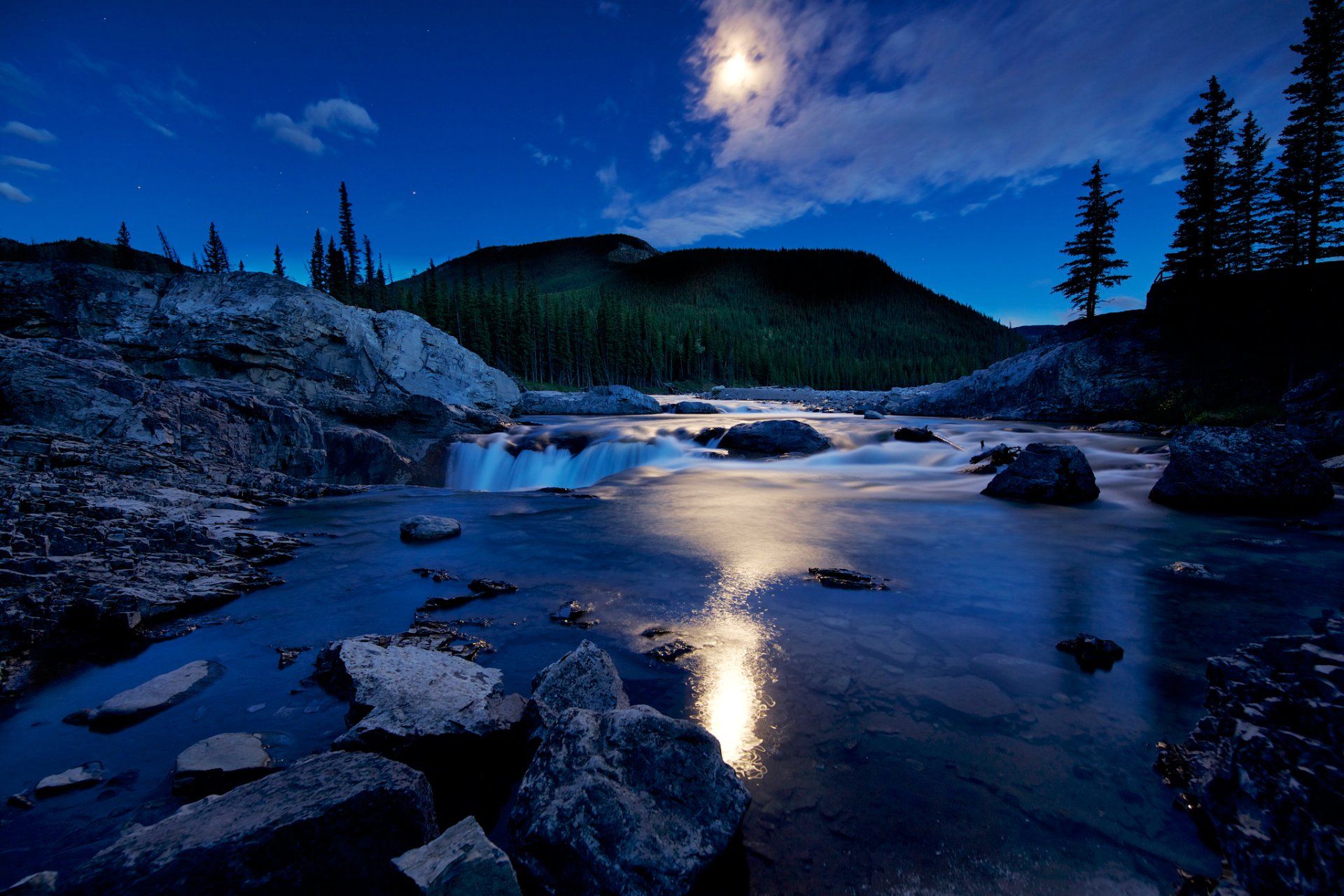 1920x1280 Moonlit River: Stunning Nighttime Forest Landscape in Canada