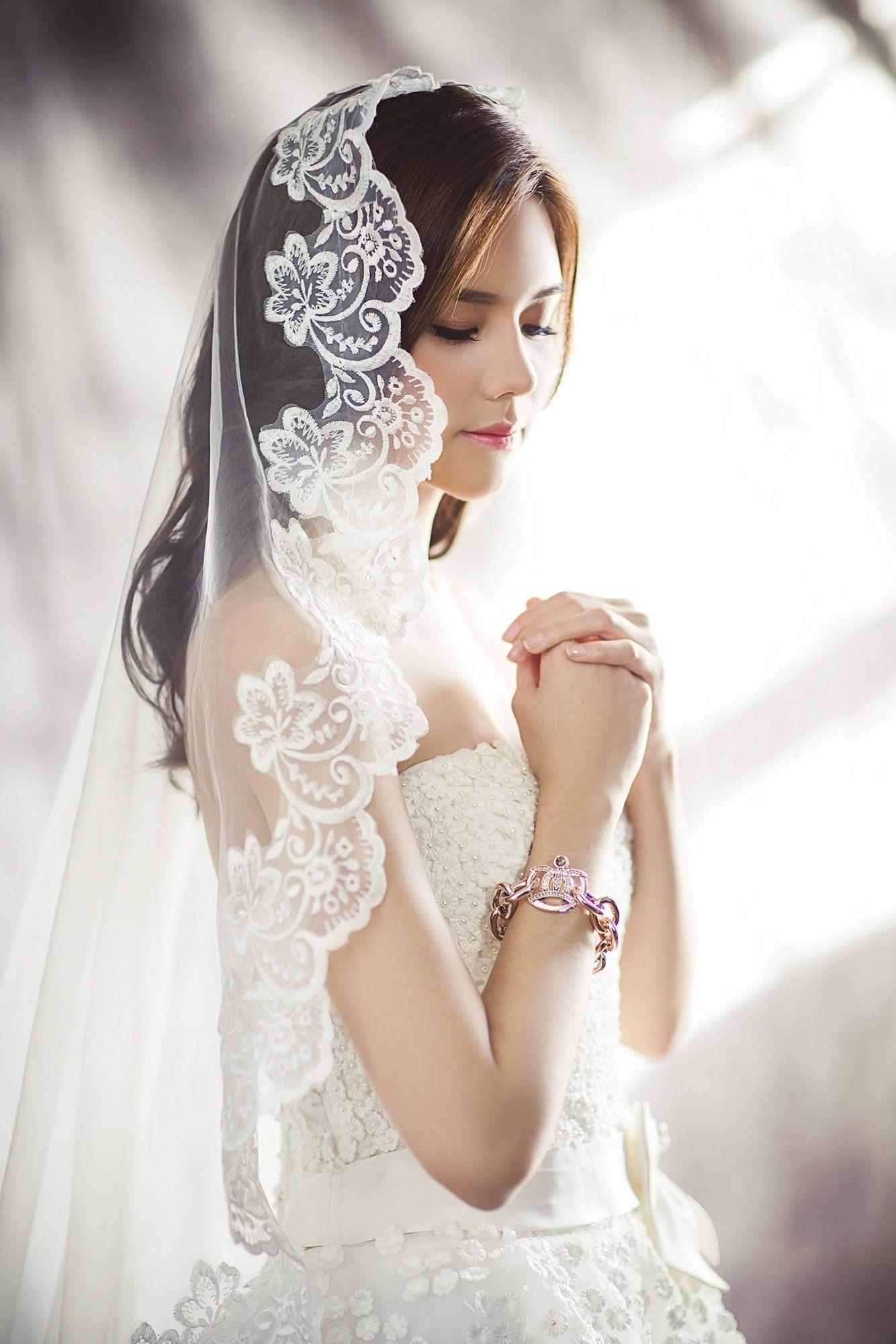 1334x2000 Woman in White Bridal Gown Meditating · Free