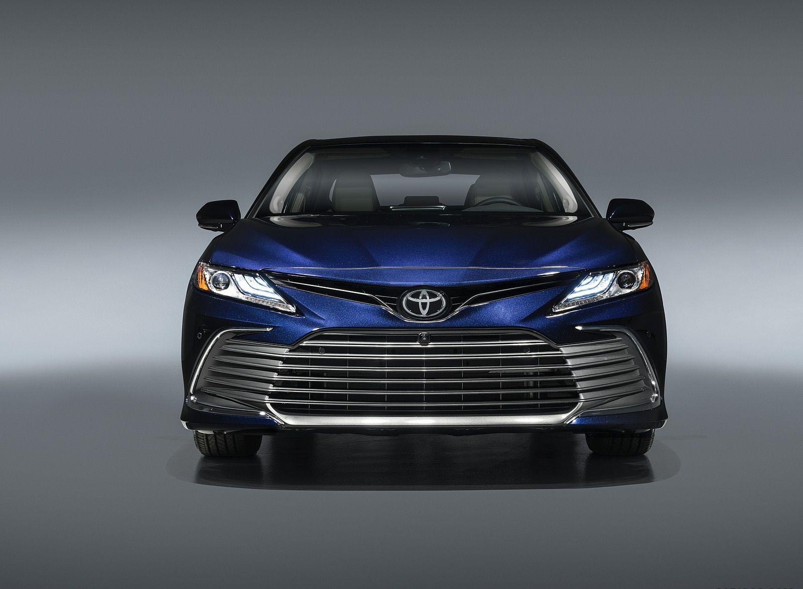 1600x1174 Toyota Camry XLE Wallpaper (HD Image)