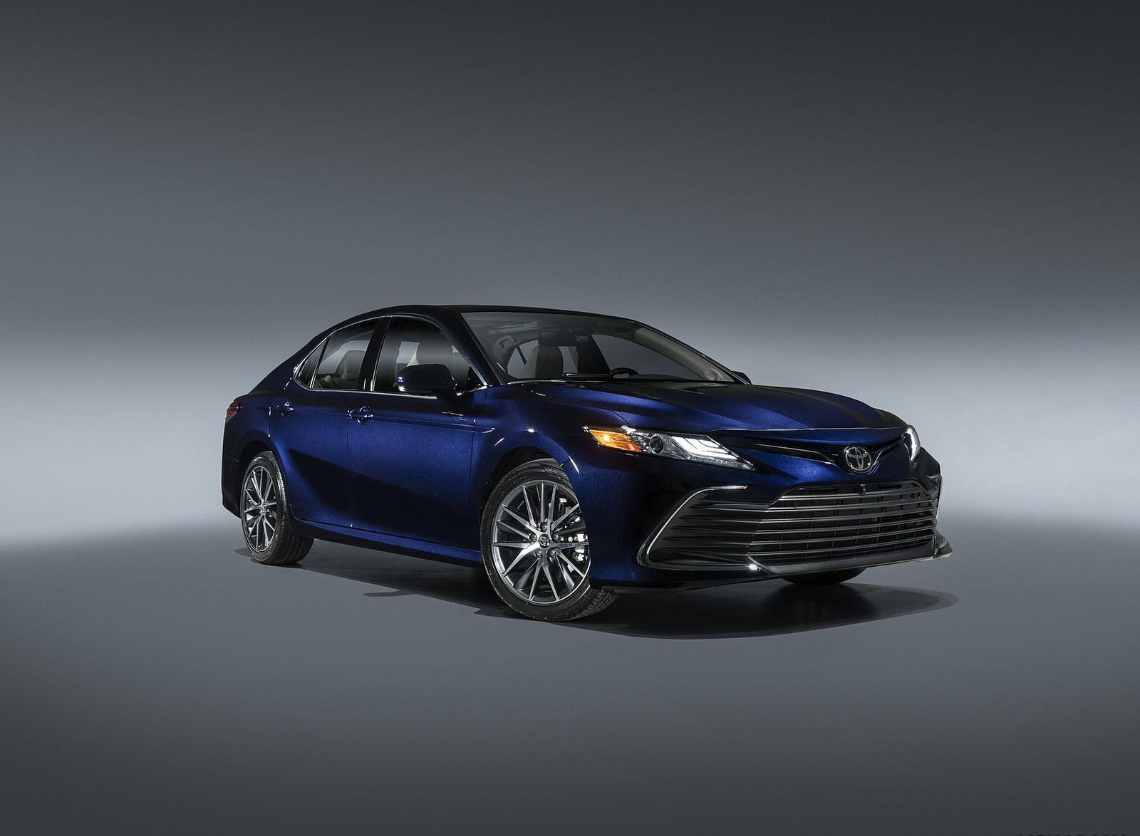 1600x1174 Toyota Camry XLE Wallpaper (HD Image)
