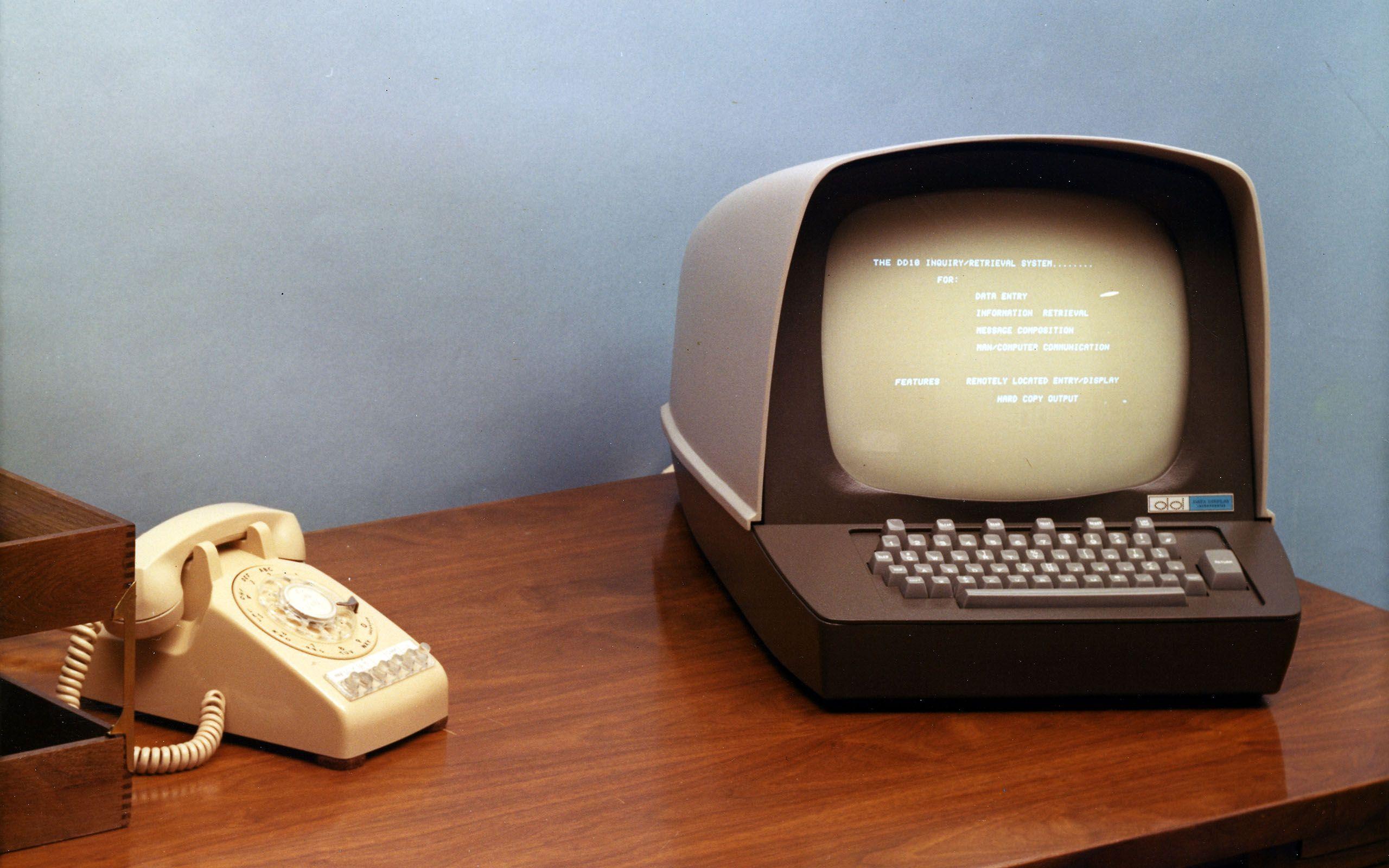 2560x1600 Old Computer Wallpaper