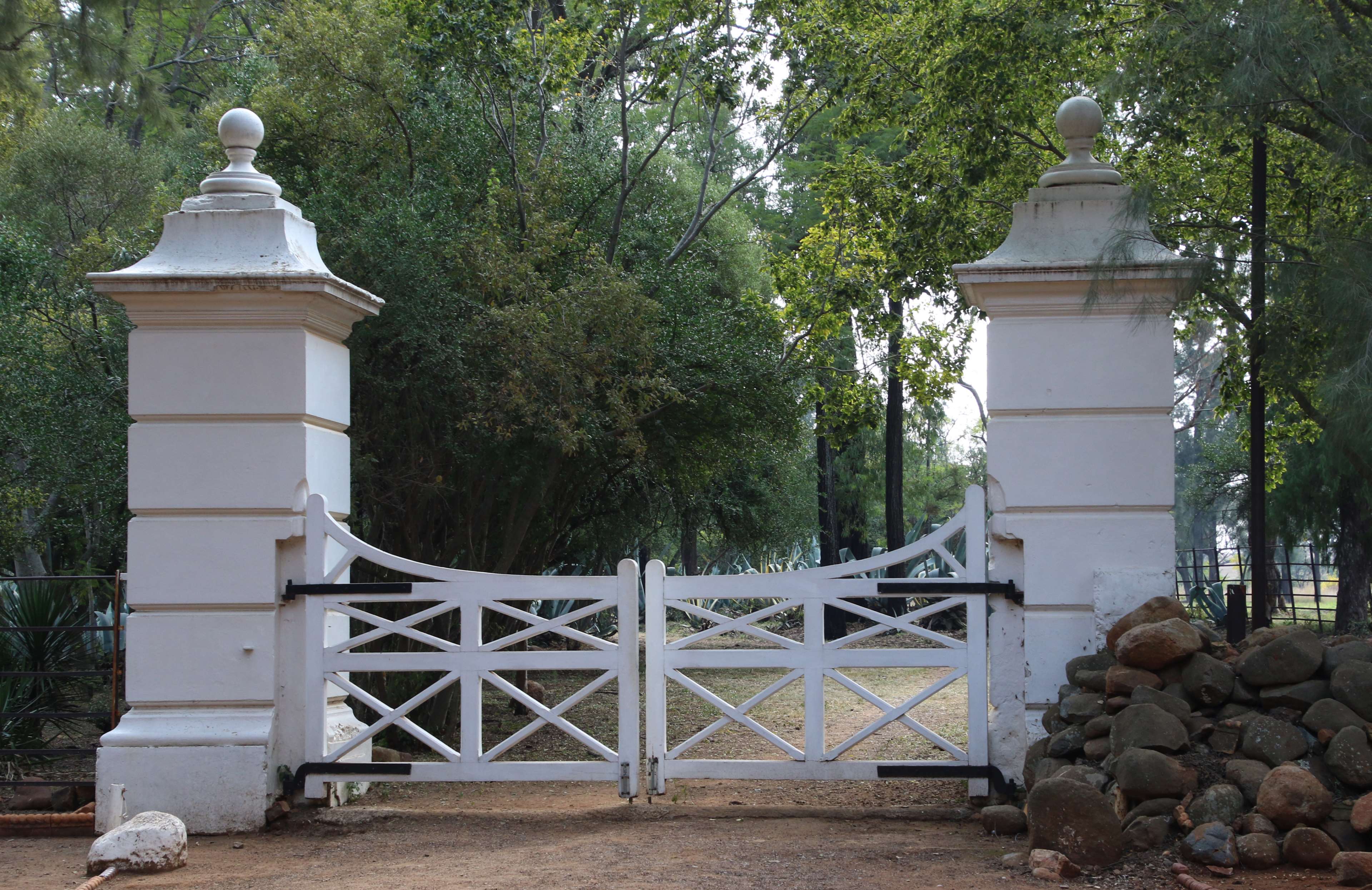 3840x2490 close, entrance, farm, garden, gate, green, road, rocks, trees, white 4k wallpaper. Free stock image. Tokkoro.com Amazing HD Wallpaper