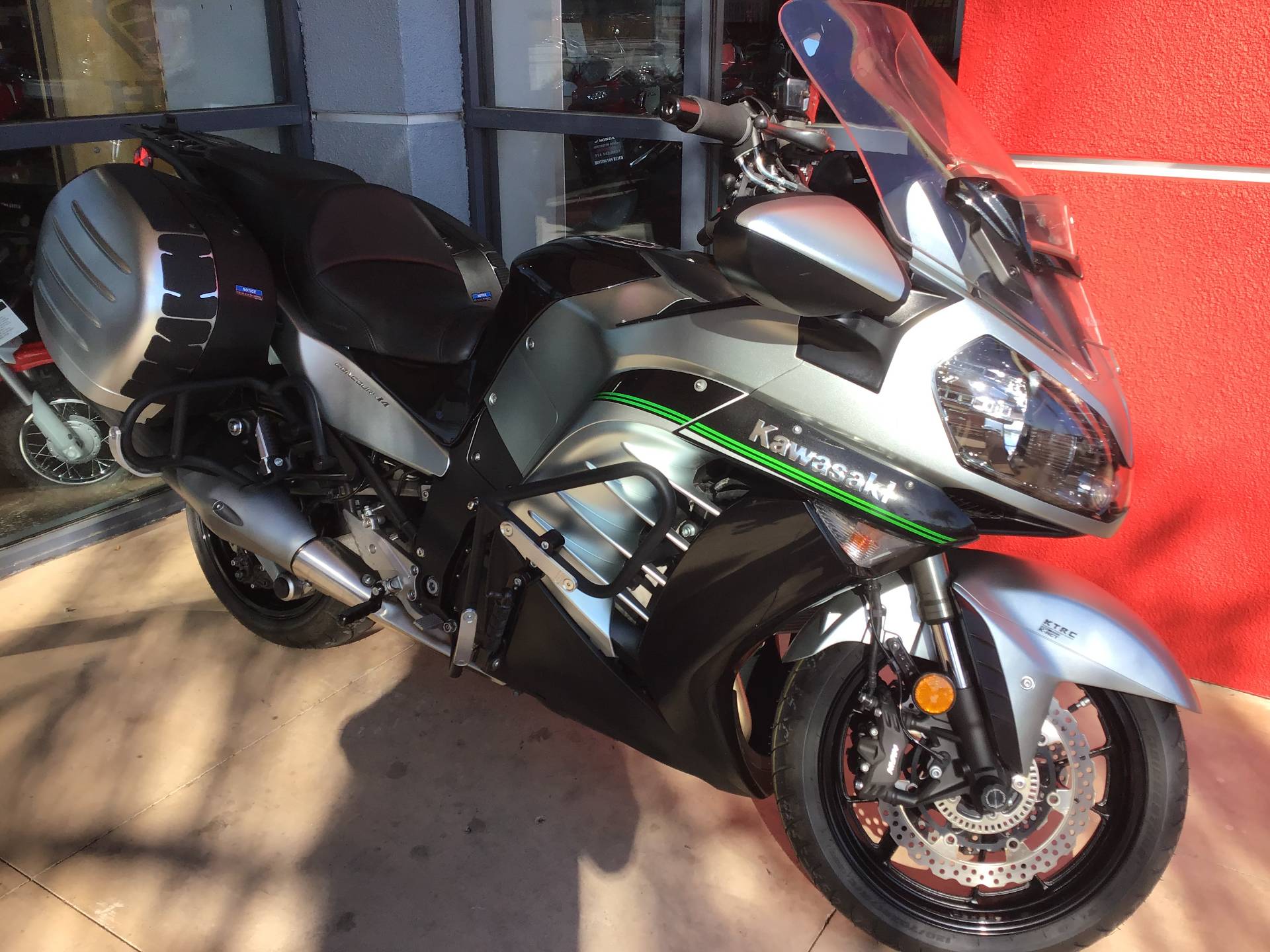 1920x1440 Used 2019 Kawasaki Concours 14 ABS. Specs, Photo, Price. Huntington Beach CA. Metallic Matte Fusion Silver / Metallic Spark Black UKM11164