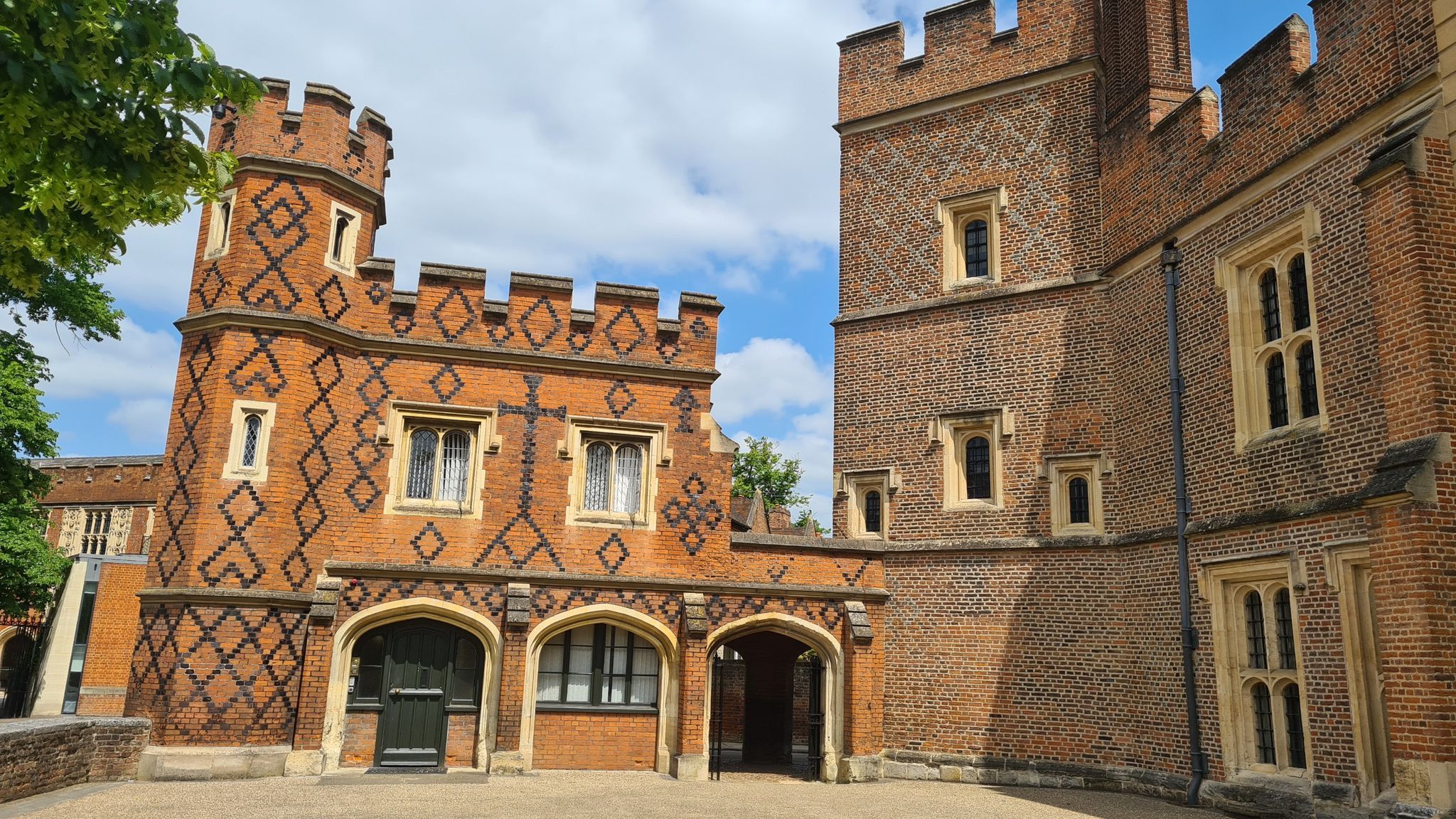2048x1152 Eton College