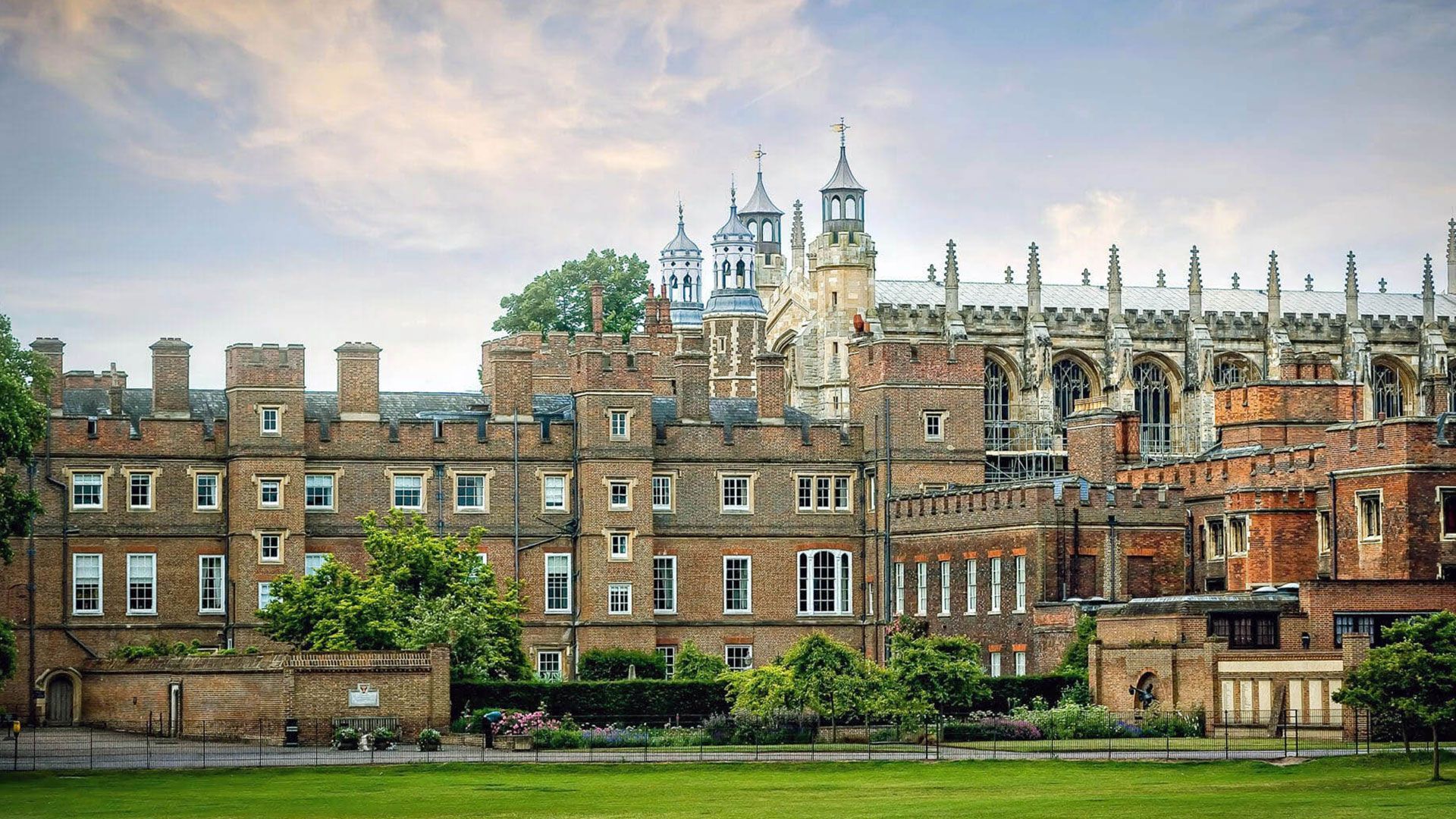 1920x1080 Masked gunman on rampage near Prince William and Harry's Eton College pointing weapon at cars as cops launch manhunt