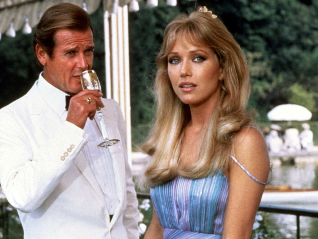 1024x768 Roger Moore And Tanya Roberts Distracted 8x10 Picture Celebrity Print