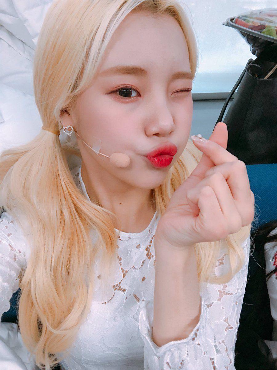 900x1200 JooE MOMOLAND Wallpaper