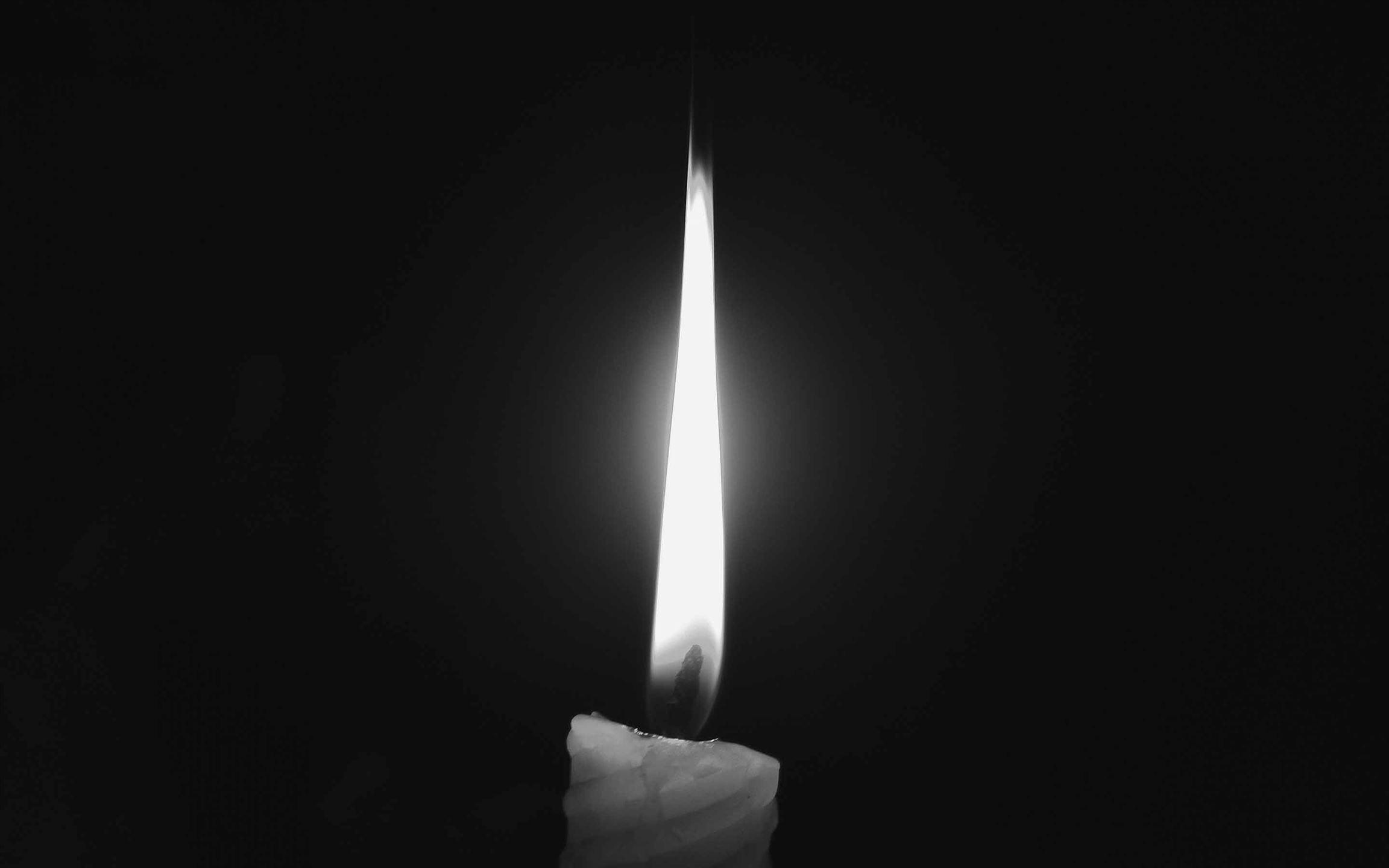 2304x1440 Candle Light Grayscale MacBook Air Wallpaper Download