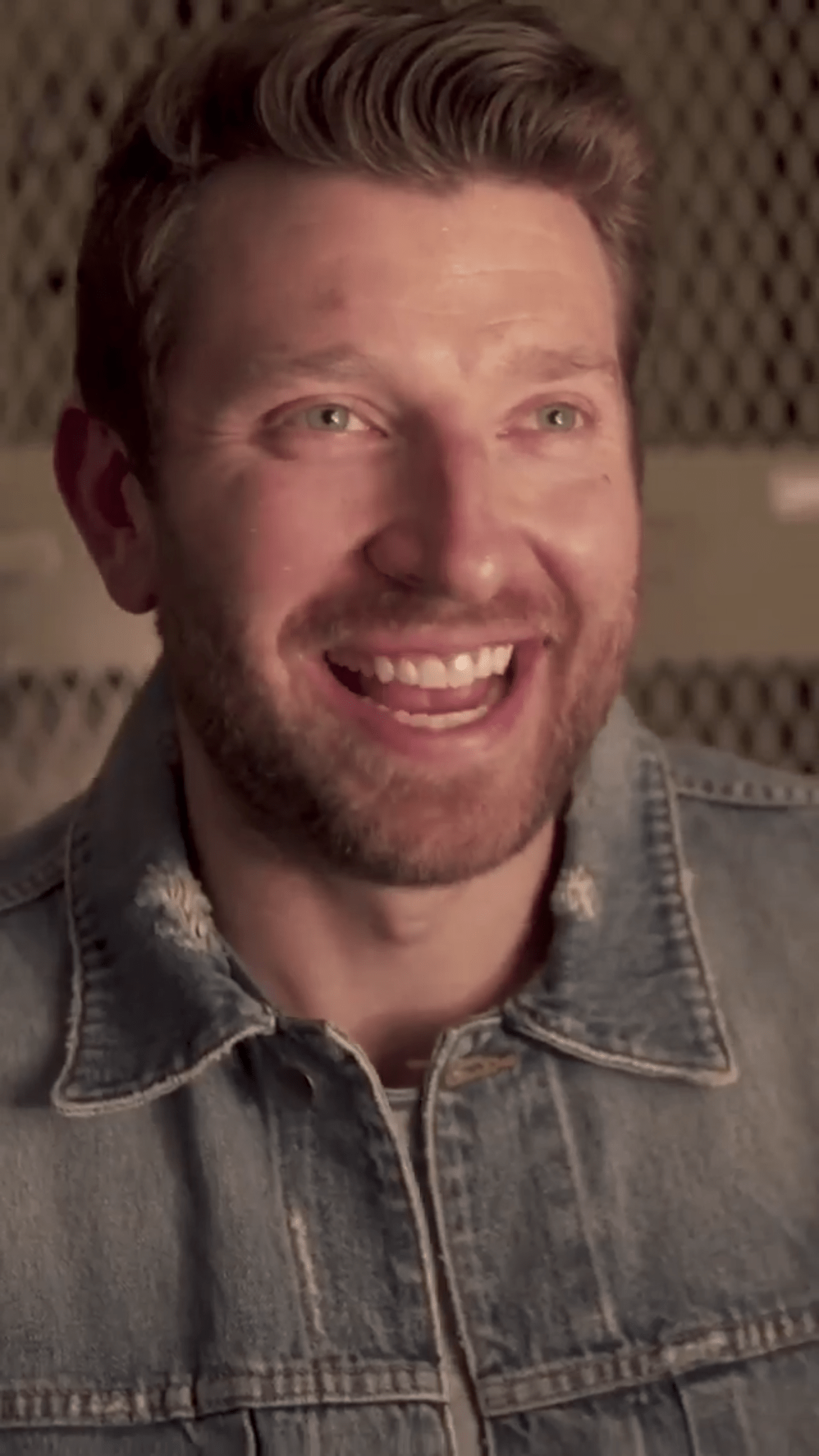 1242x2208 4K Image of Brett Eldredge .