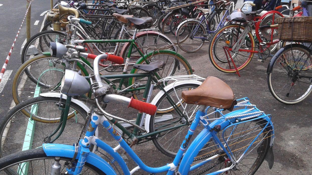 1245x700 Bicicletas aparcadas calle vehiculos wallpaperx1440