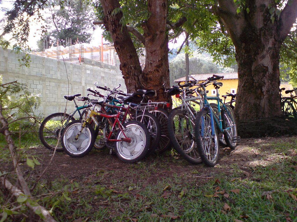 1024x768 Parqueo de bicicletas de los albañiles que construyen una
