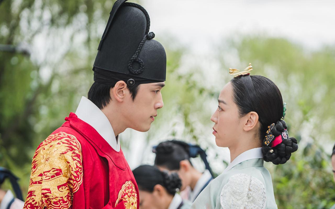 1280x800 Kim Jung Hyun and Shin Hye Sun's Secret Code in the Latest Episode 'Mr. Queen 'Becomes a Hot Talk