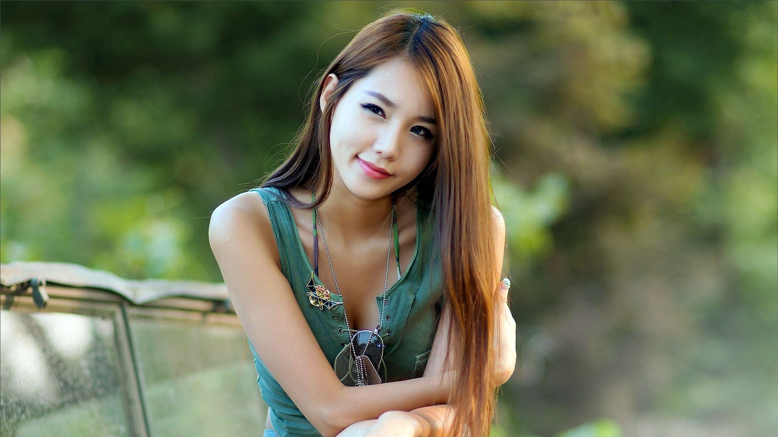 2560x1440 Wallpaper Shin Hye Sun .