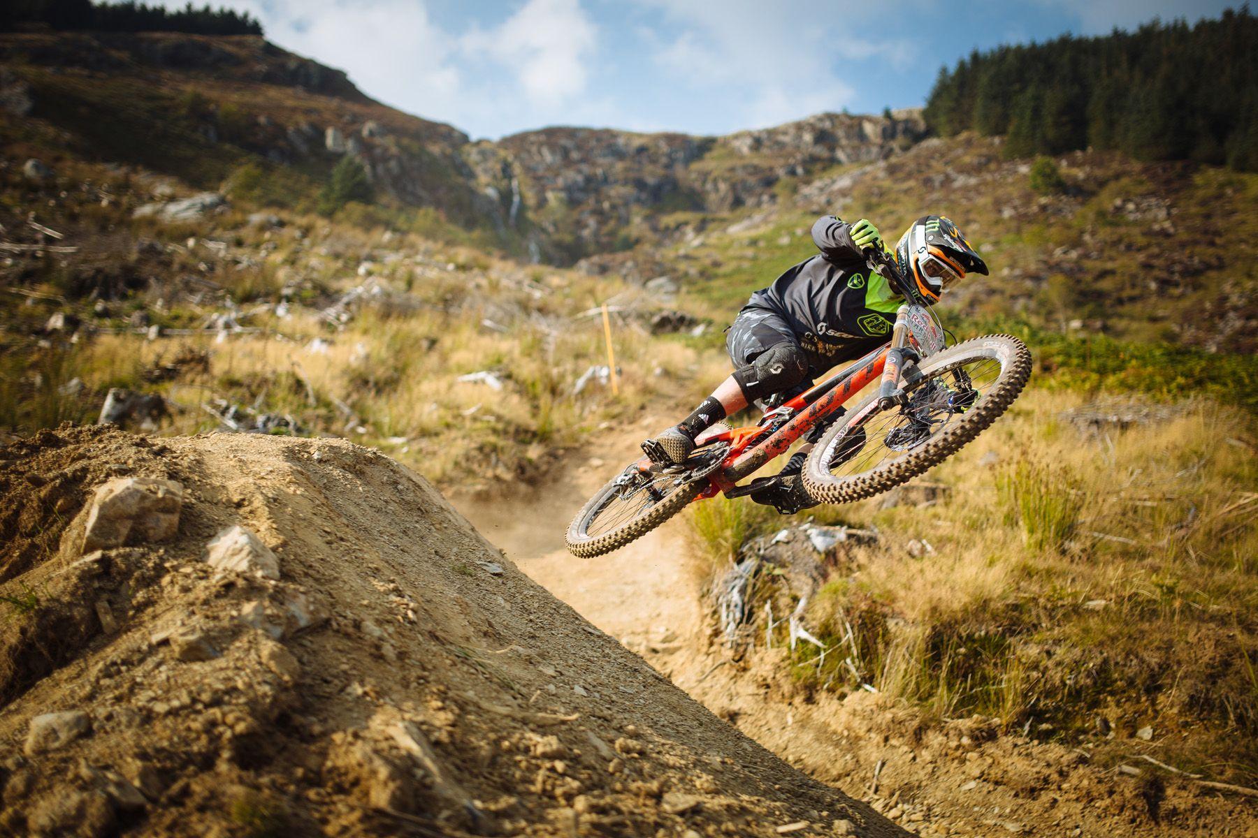 1800x1200 Red Bull Hardline 2017 rider list announced