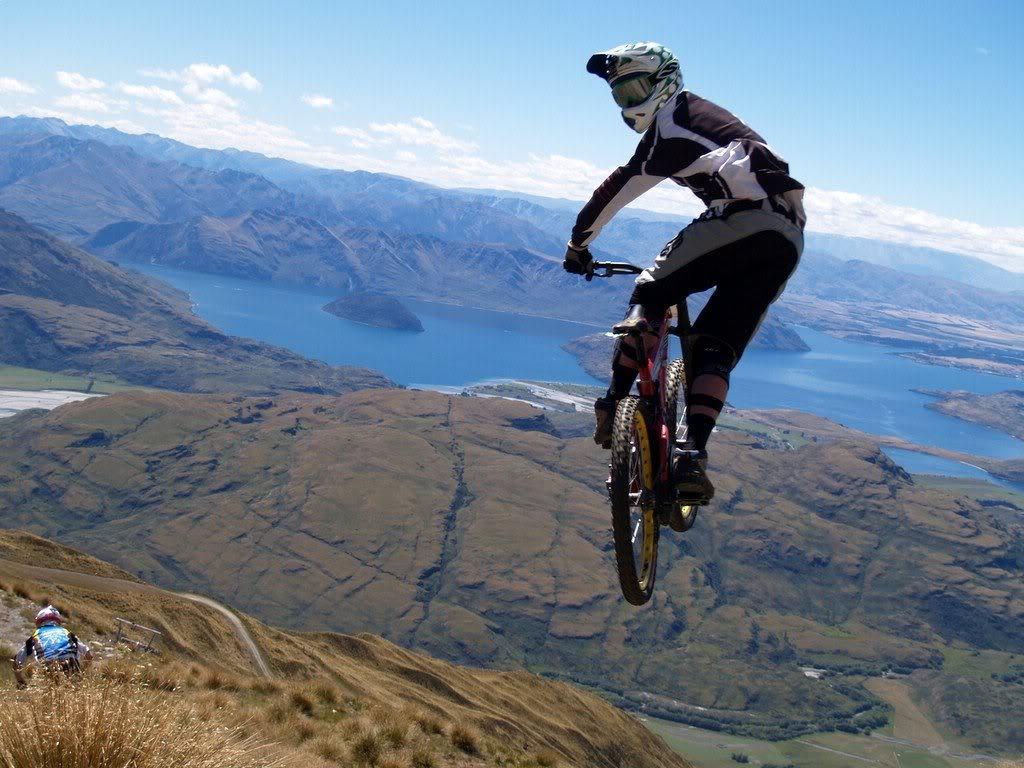 1024x768 Mountain Biking Wallpaper