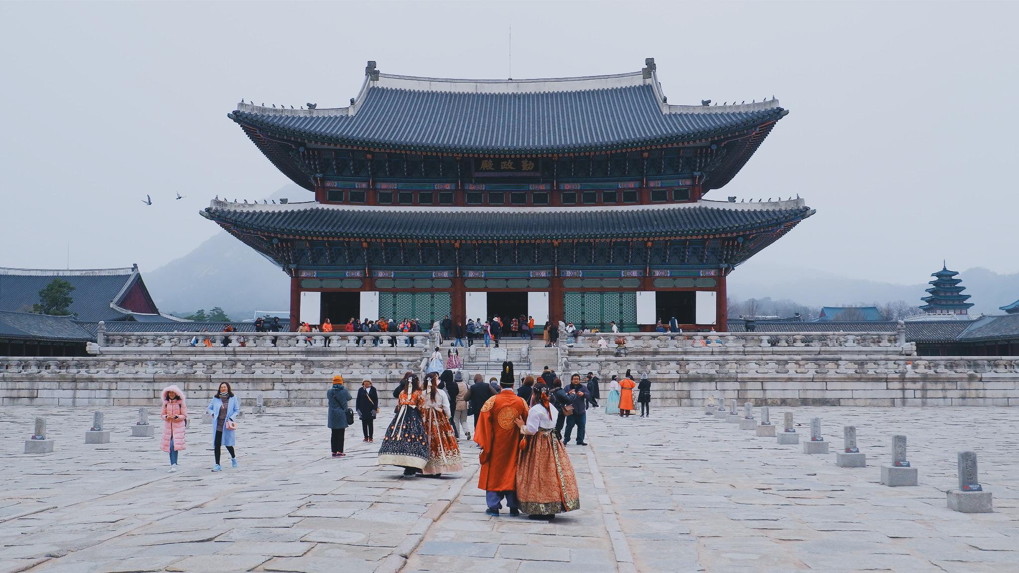 2048x1152 Gyeongbokgung Palace, Seoul, South Korea. About half an hour after I