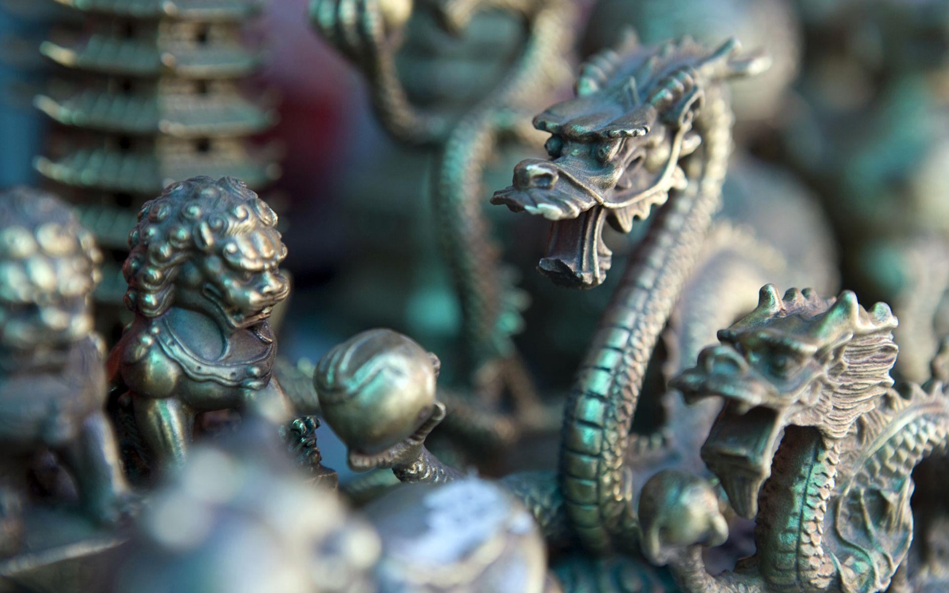 1920x1200 Bronze souvenirs, Yonghe Temple, Beijing, China